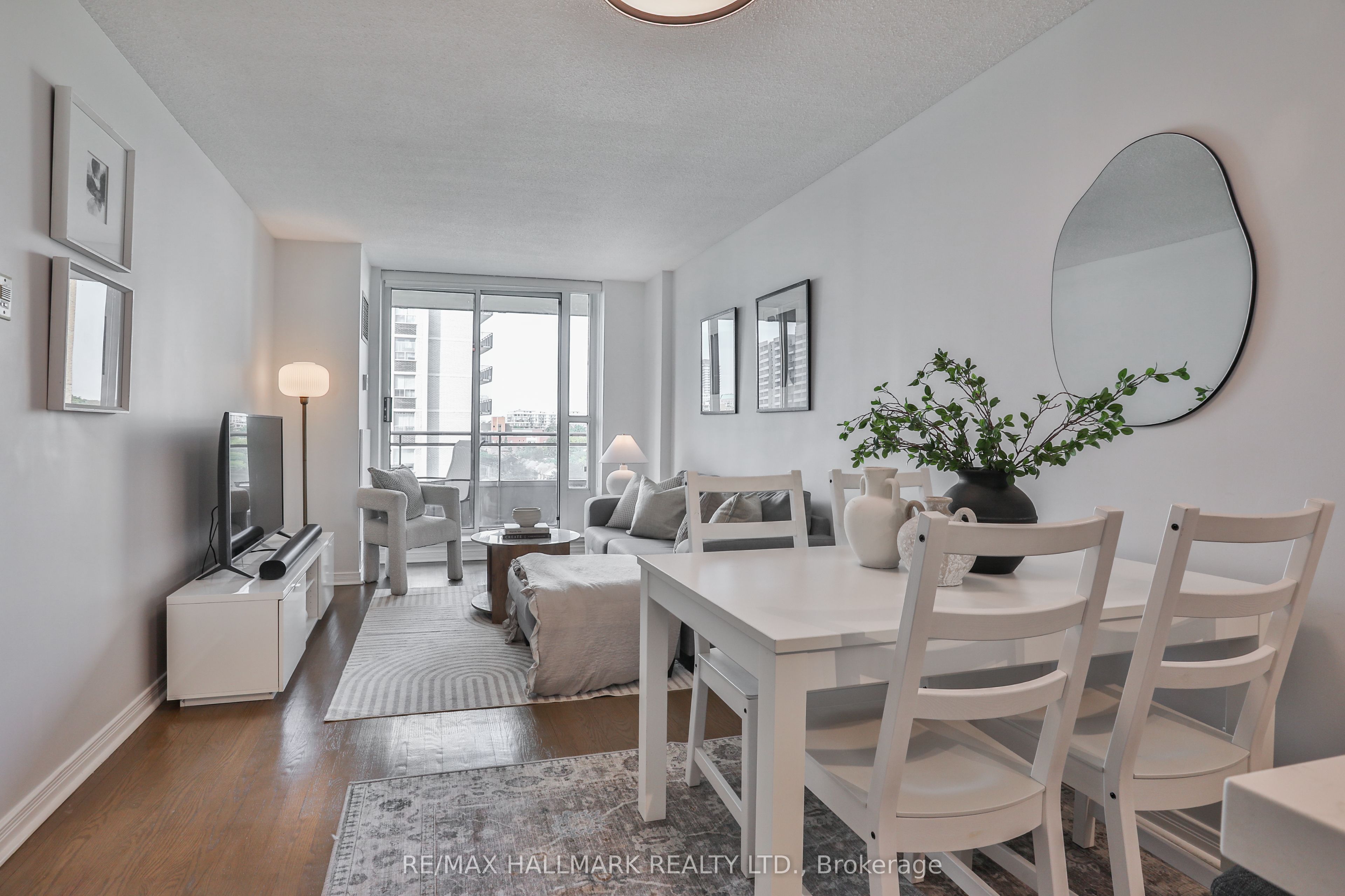 245 Davisville Avenue 716, Toronto, ON M4S 3H4