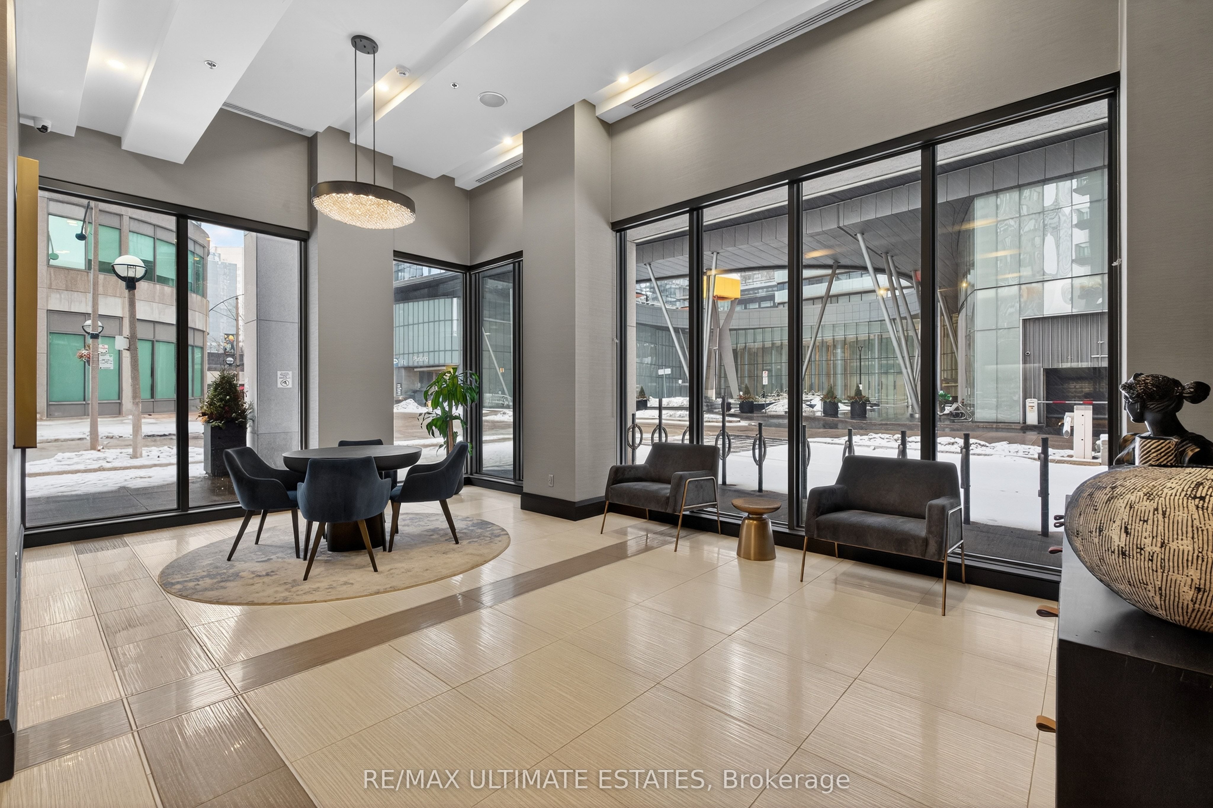 19 Grand Trunk Crescent 2205, Toronto, ON M5J 3A3 photo 2
