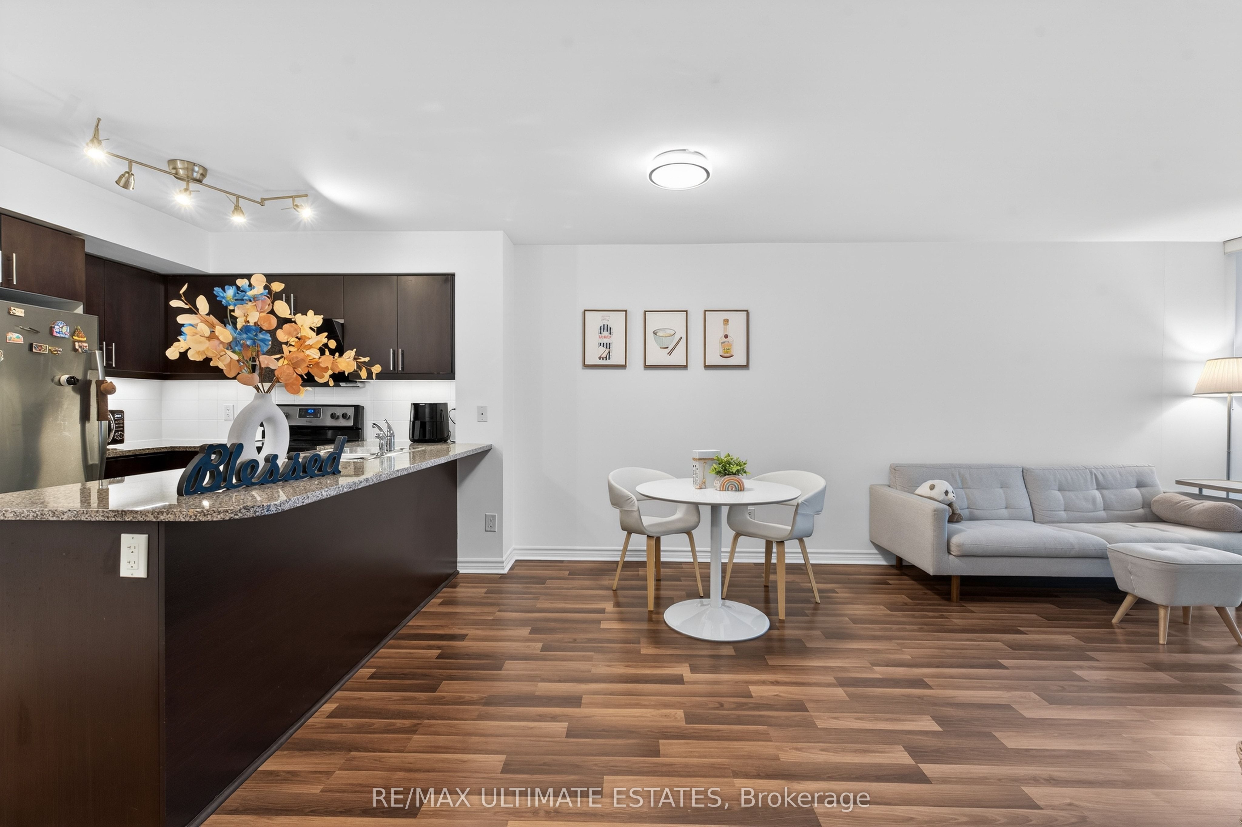 19 Grand Trunk Crescent 2205, Toronto, ON M5J 3A3 photo 5
