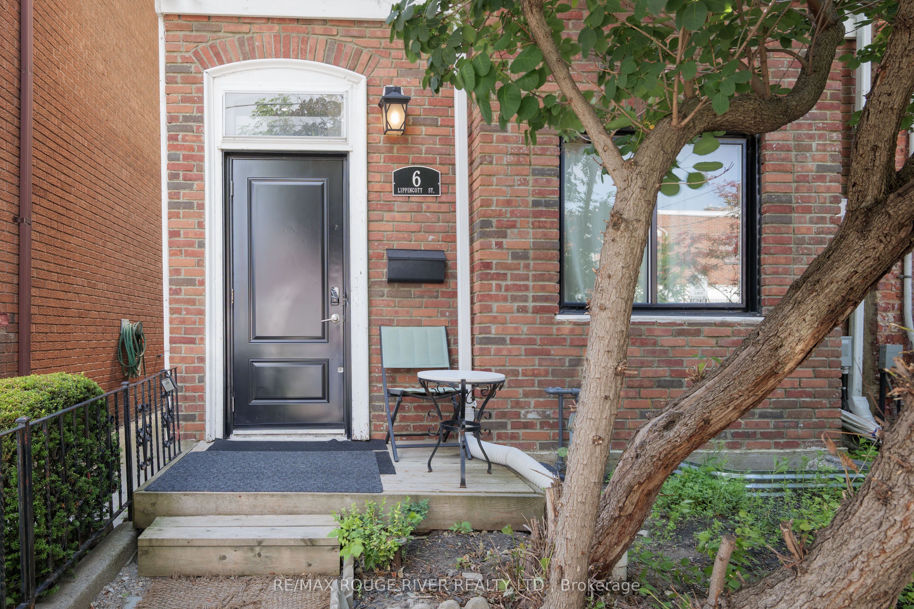 6 Lippincott Street Lower, Toronto, ON M5T 2R5