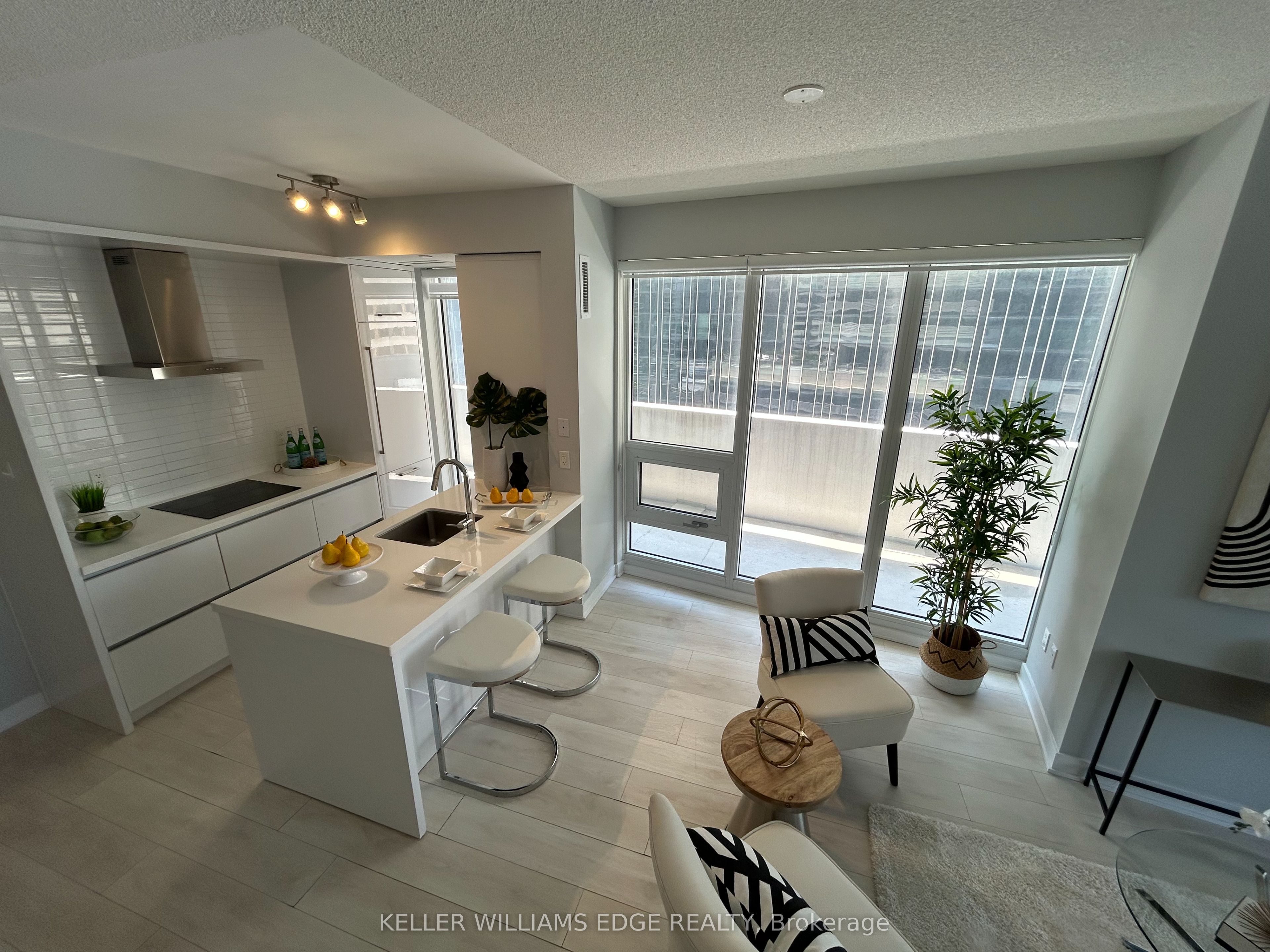 2221 Yonge Street 809, Toronto, ON M4S 0B8 photo 2