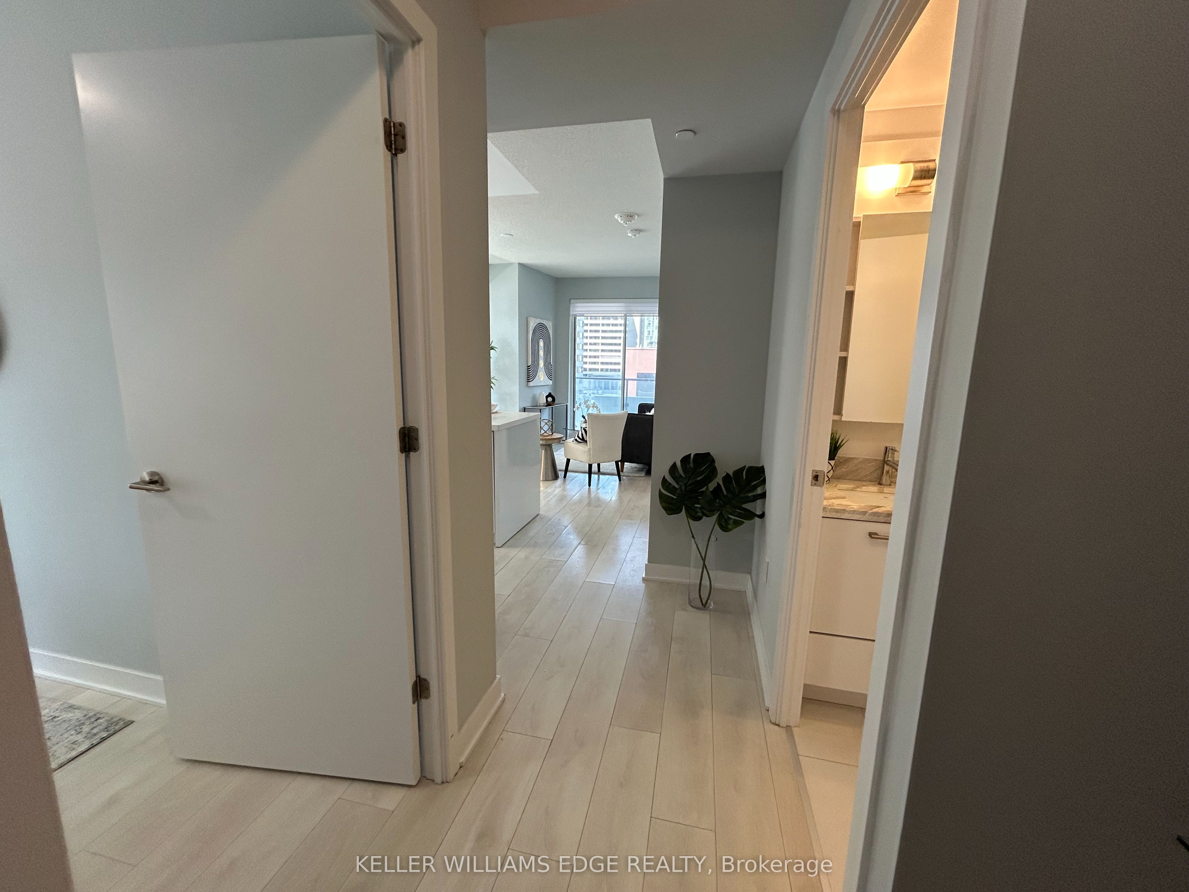2221 Yonge Street 809, Toronto, ON M4S 0B8 photo 5