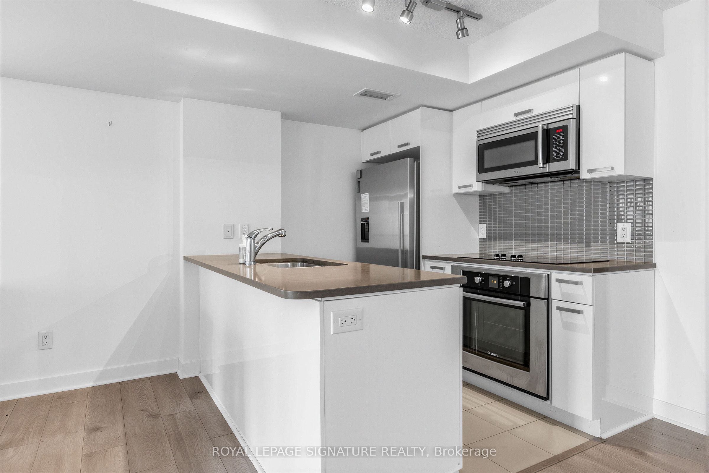 295 Adelaide Street W 414, Toronto, ON M5V 0L4 photo 4
