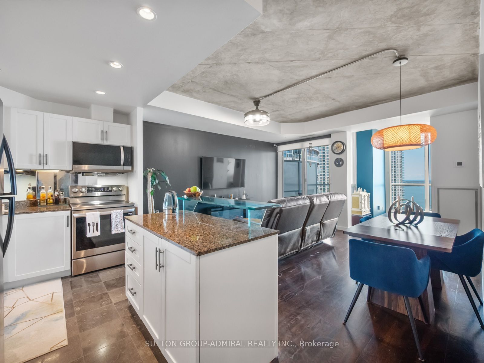 218 Queens Quay Boulevard W 2103, Toronto, ON M5J 2Y6