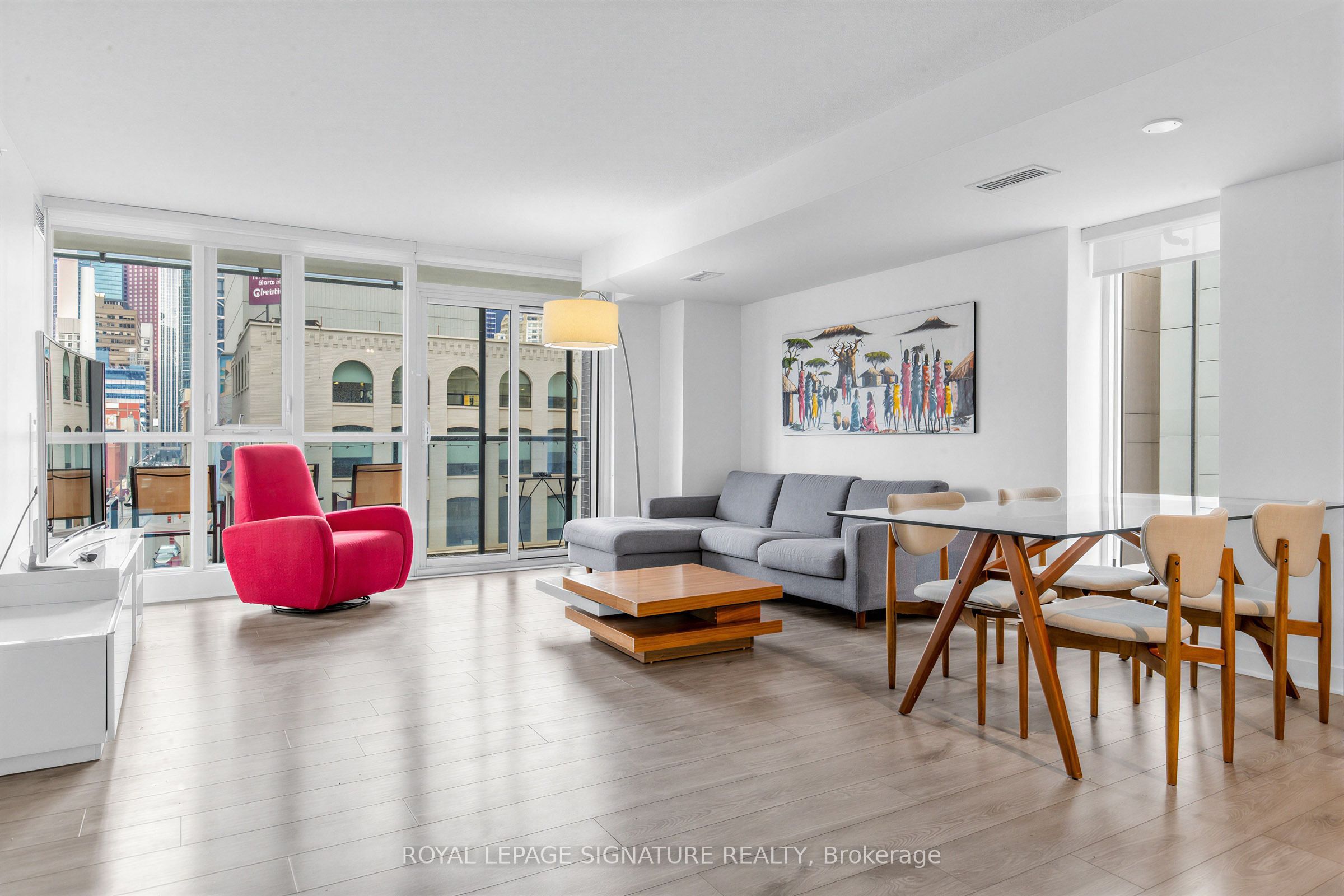 295 Adelaide Street W 414, Toronto, ON M5V 0L4