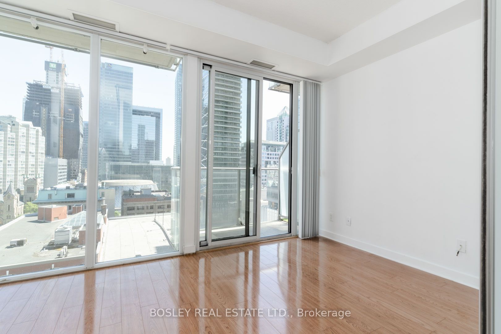 126 Simcoe Street 1302, Toronto, ON M5H 4E6 photo 3