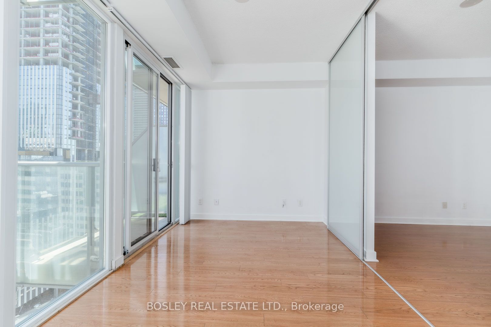 126 Simcoe Street 1302, Toronto, ON M5H 4E6 photo 4