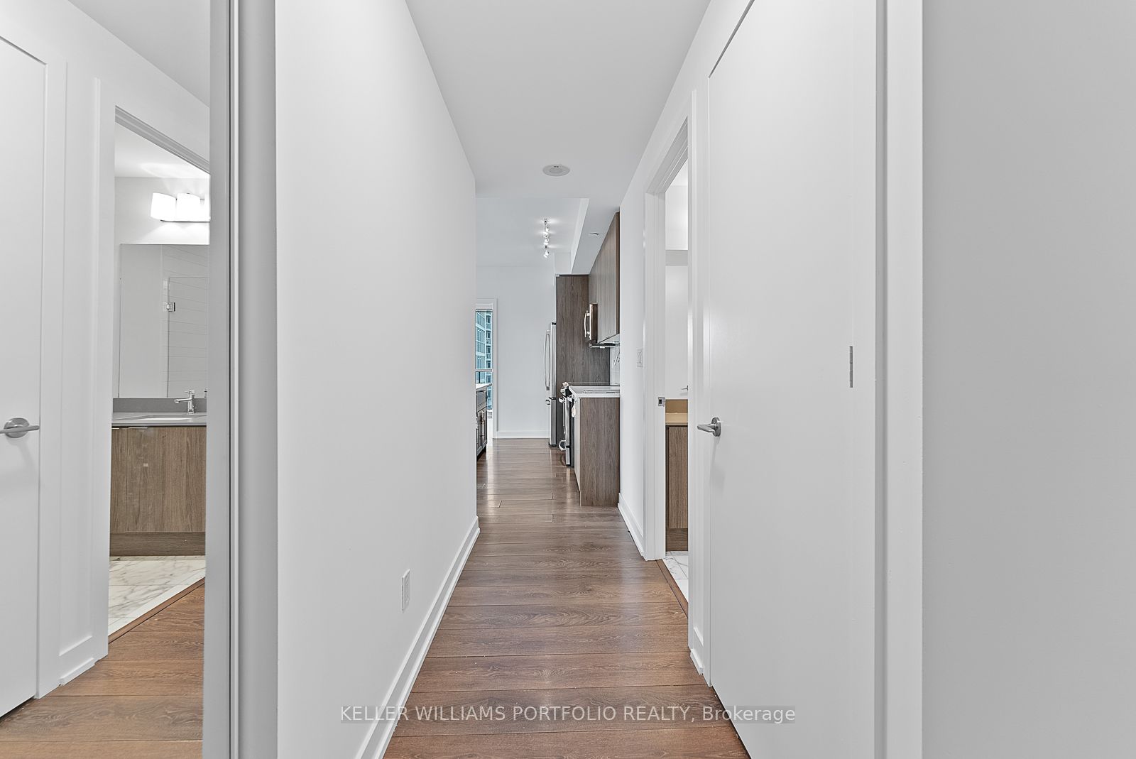 50 Bruyeres Mews 1009, Toronto, ON M5V 0H8 photo 4