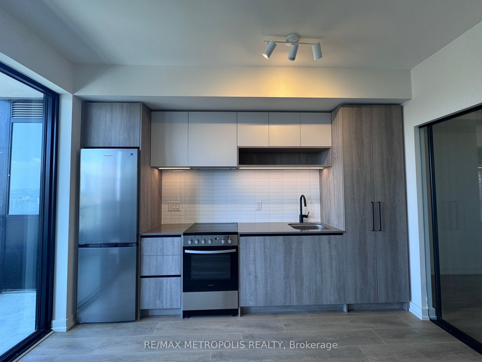 181 STERLING Road 1418, Toronto, ON M6R 2B2 photo 2