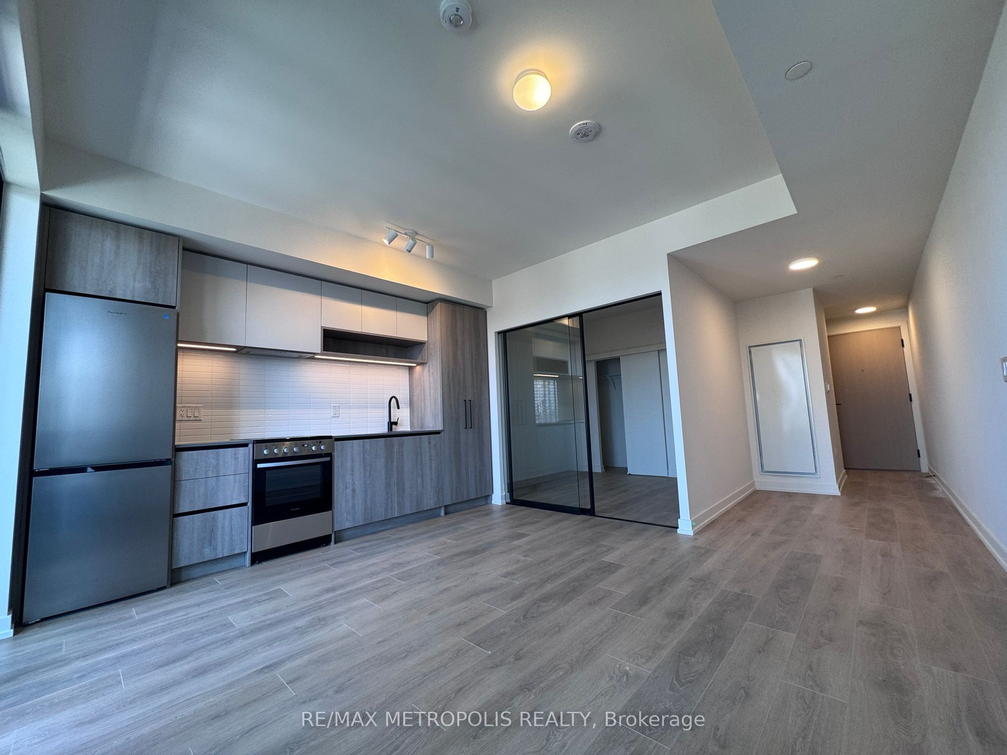 181 STERLING Road 1418, Toronto, ON M6R 2B2 photo 3