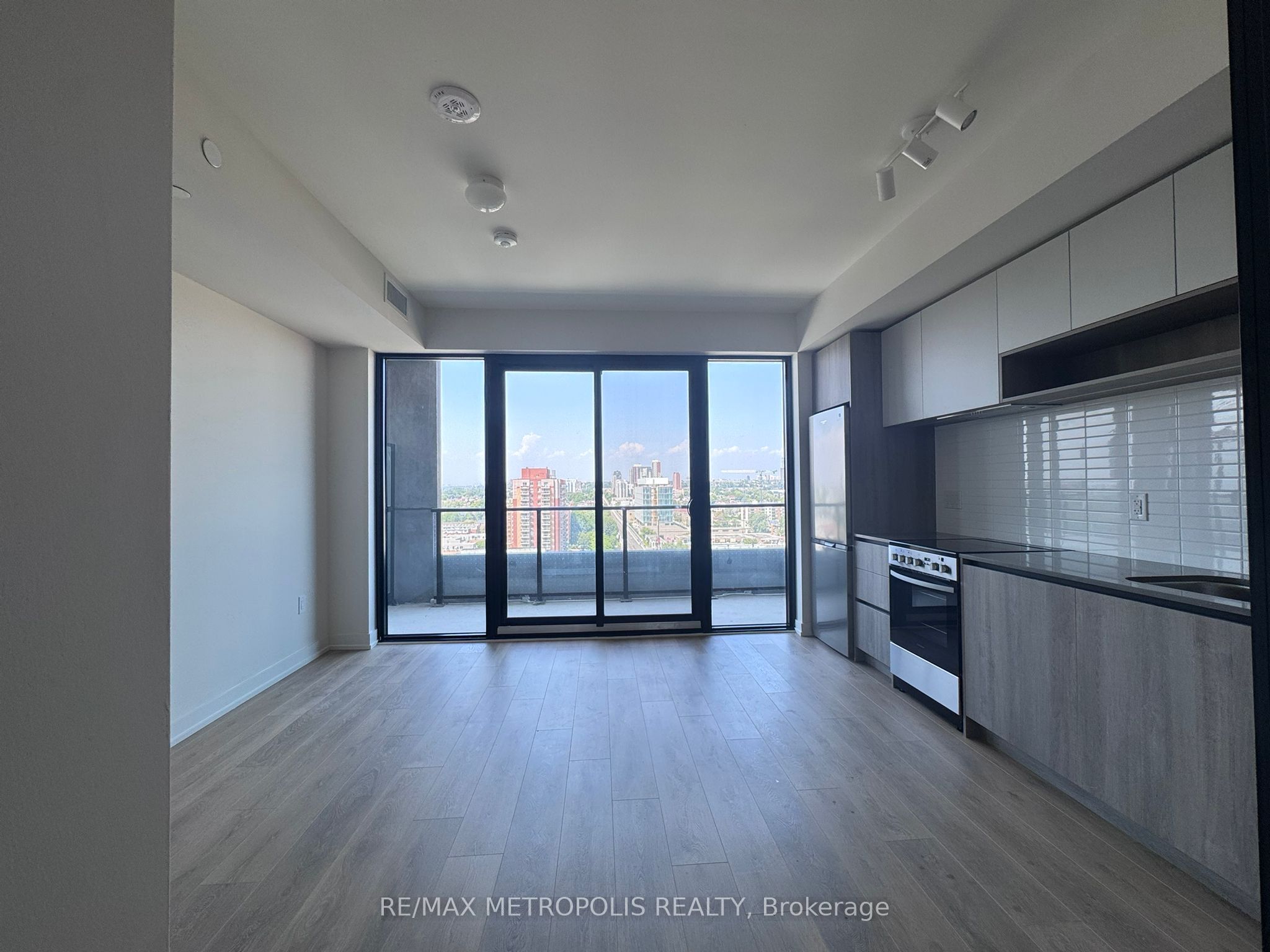 181 STERLING Road 1418, Toronto, ON M6R 2B2 photo 4