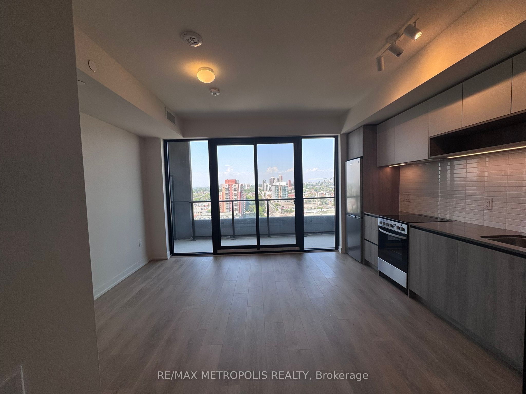 181 STERLING Road 1418, Toronto, ON M6R 2B2 photo 5
