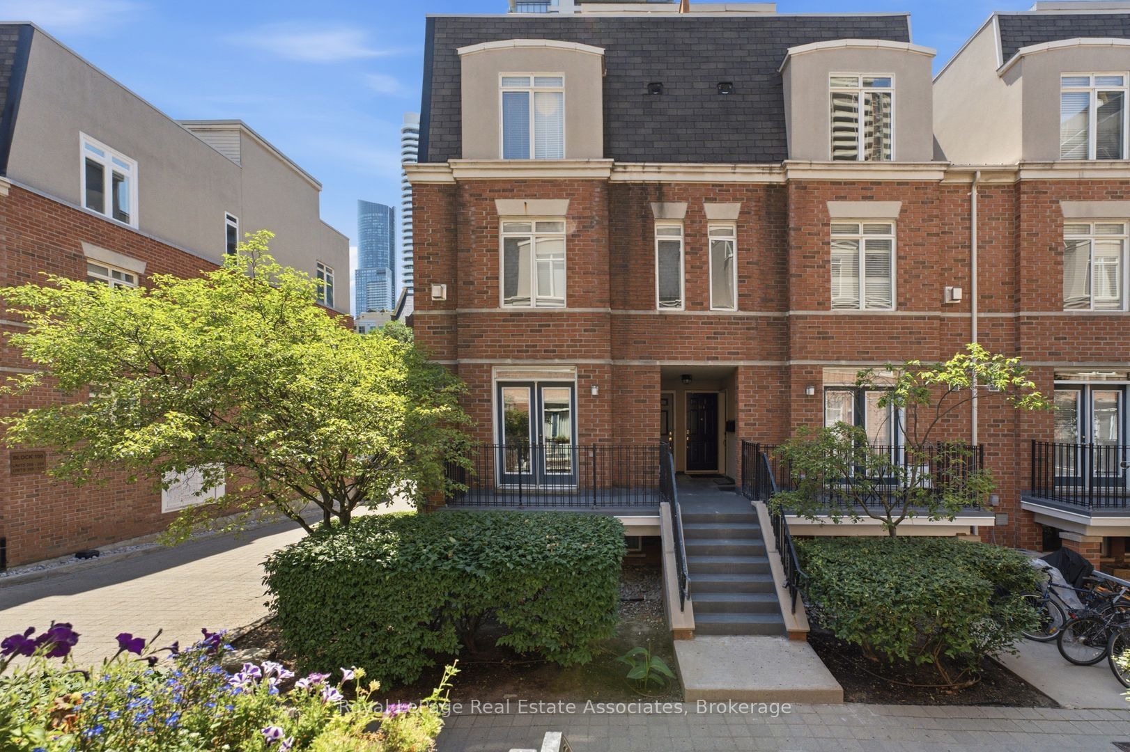 415 Jarvis Street 206, Toronto, ON M4Y 3C1 photo 2