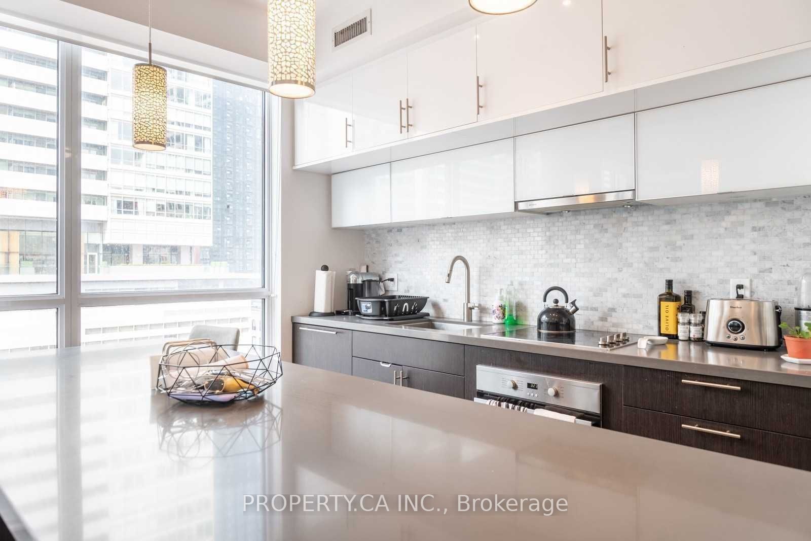 8 Mercer Street 911, Toronto, ON M5V 0C4 photo 2