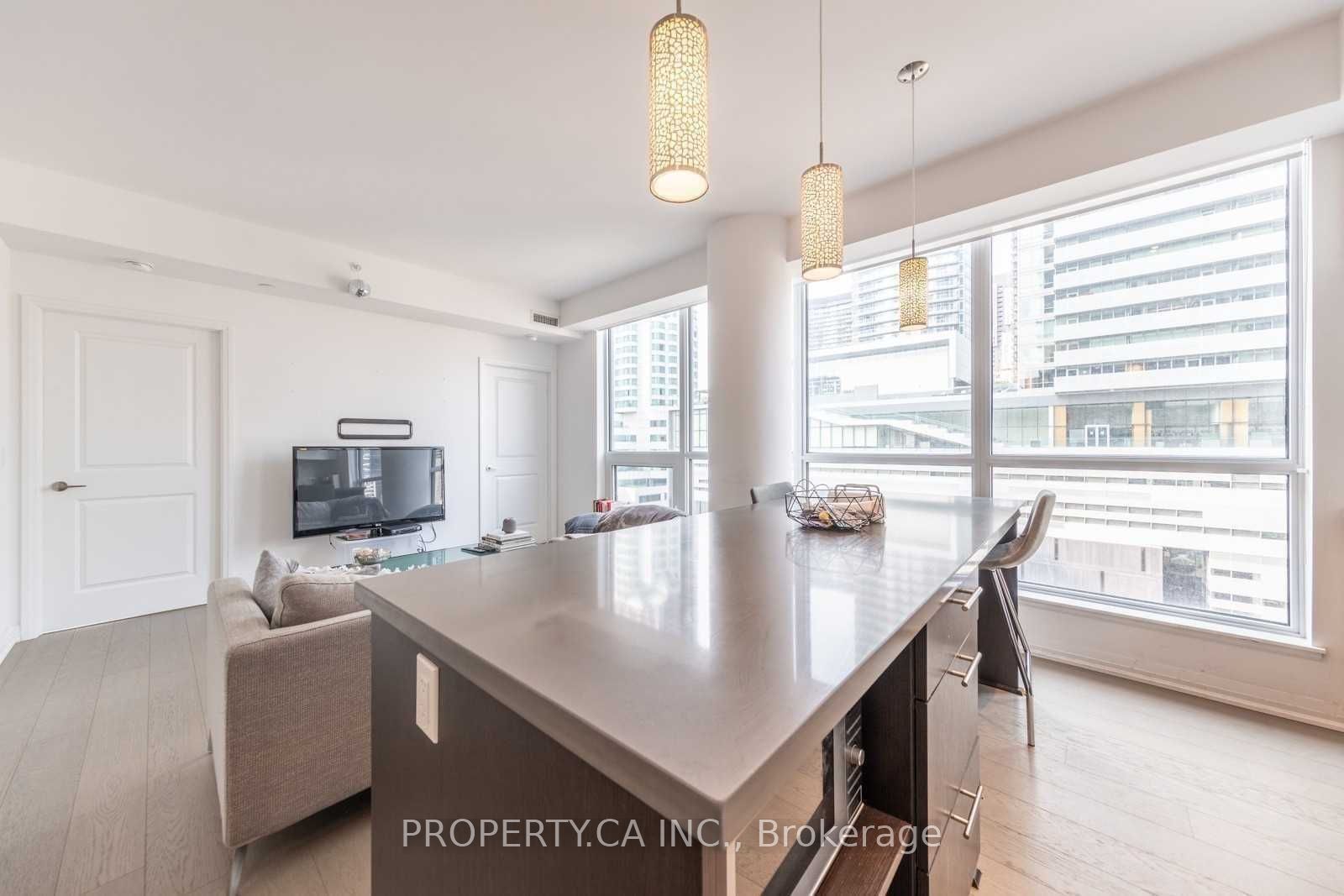 8 Mercer Street 911, Toronto, ON M5V 0C4 photo 4