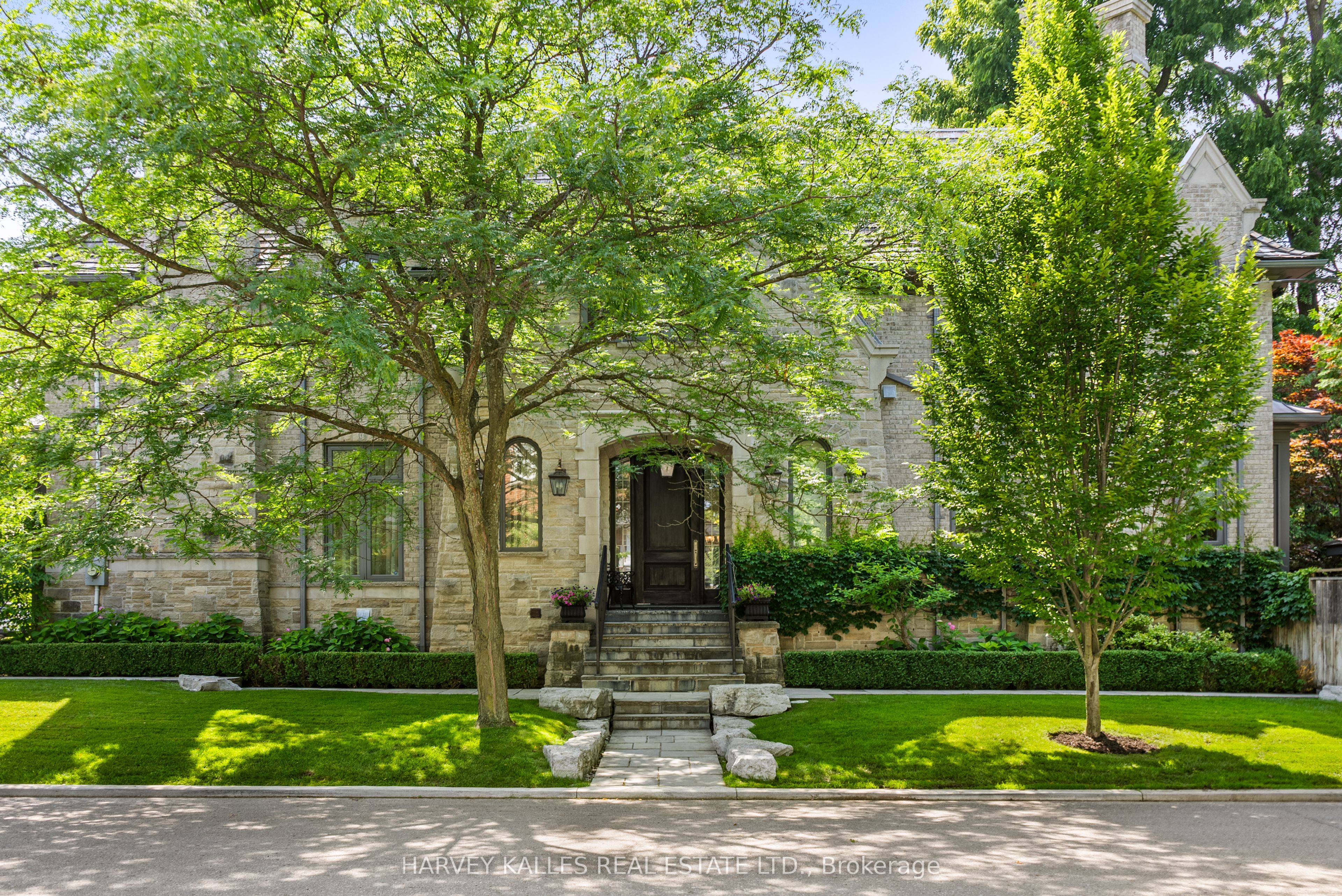 6 Vesta Drive, Toronto, ON M5P 2Z3 photo 3