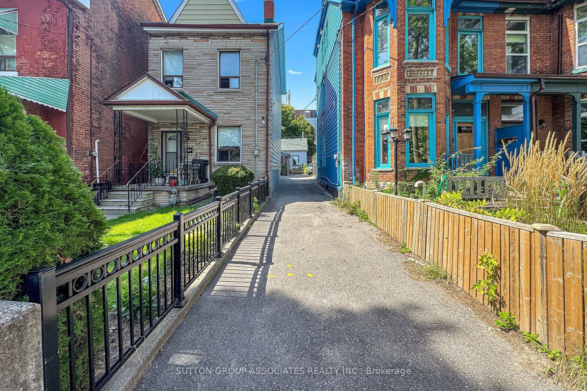 18 1/2 Bellevue Avenue, Toronto, ON M5T 2N4 photo 2