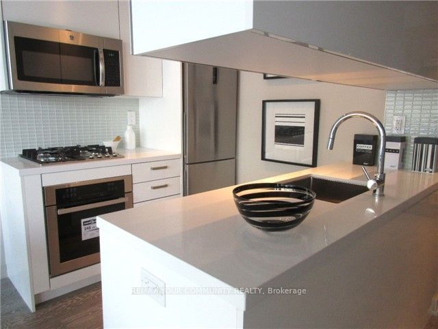 39 Brant Street 401, Toronto, ON M5V 2L9 photo 3