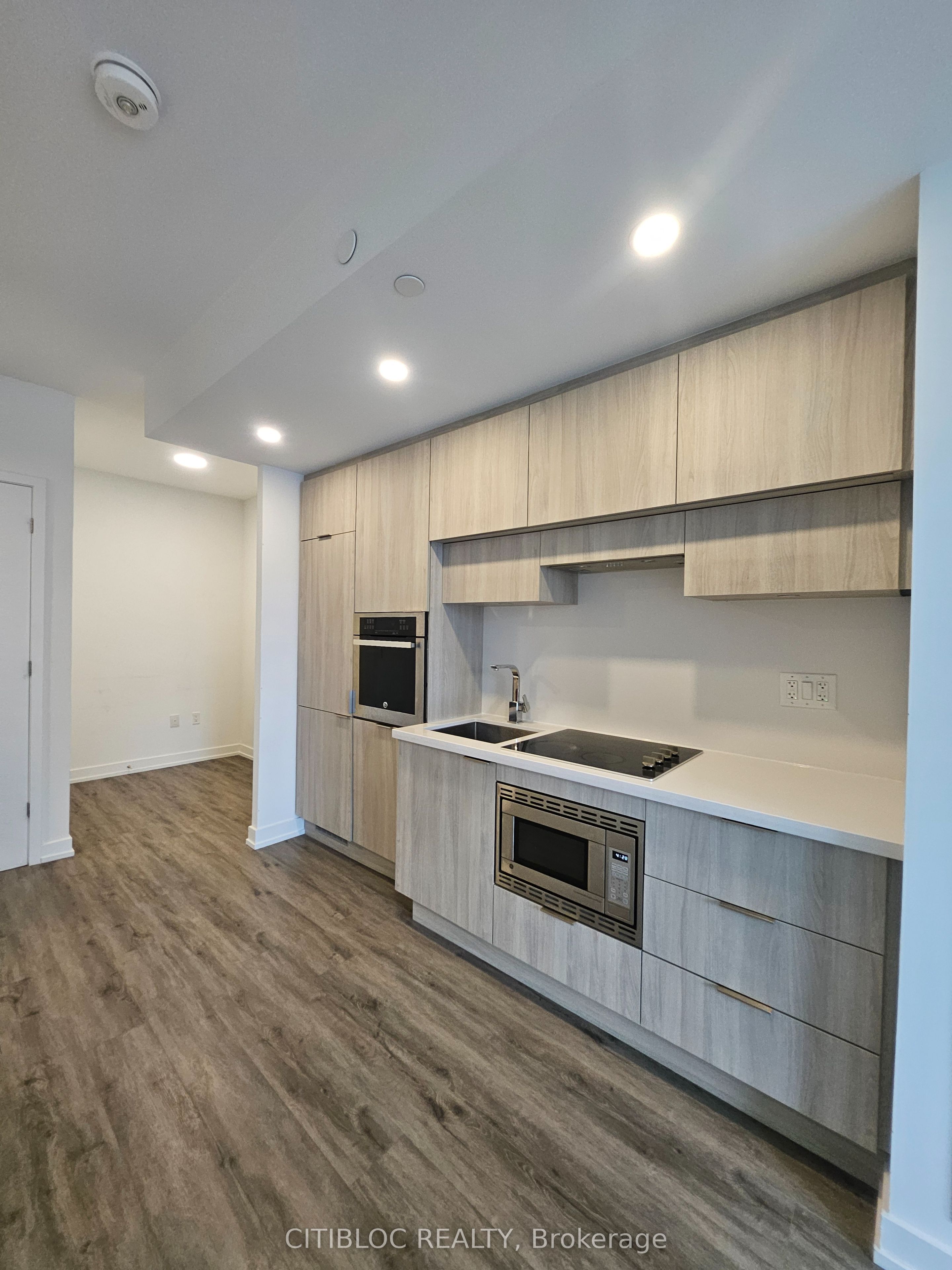 39 Roehampton Avenue 601, Toronto, ON M4P 0G1 photo 2