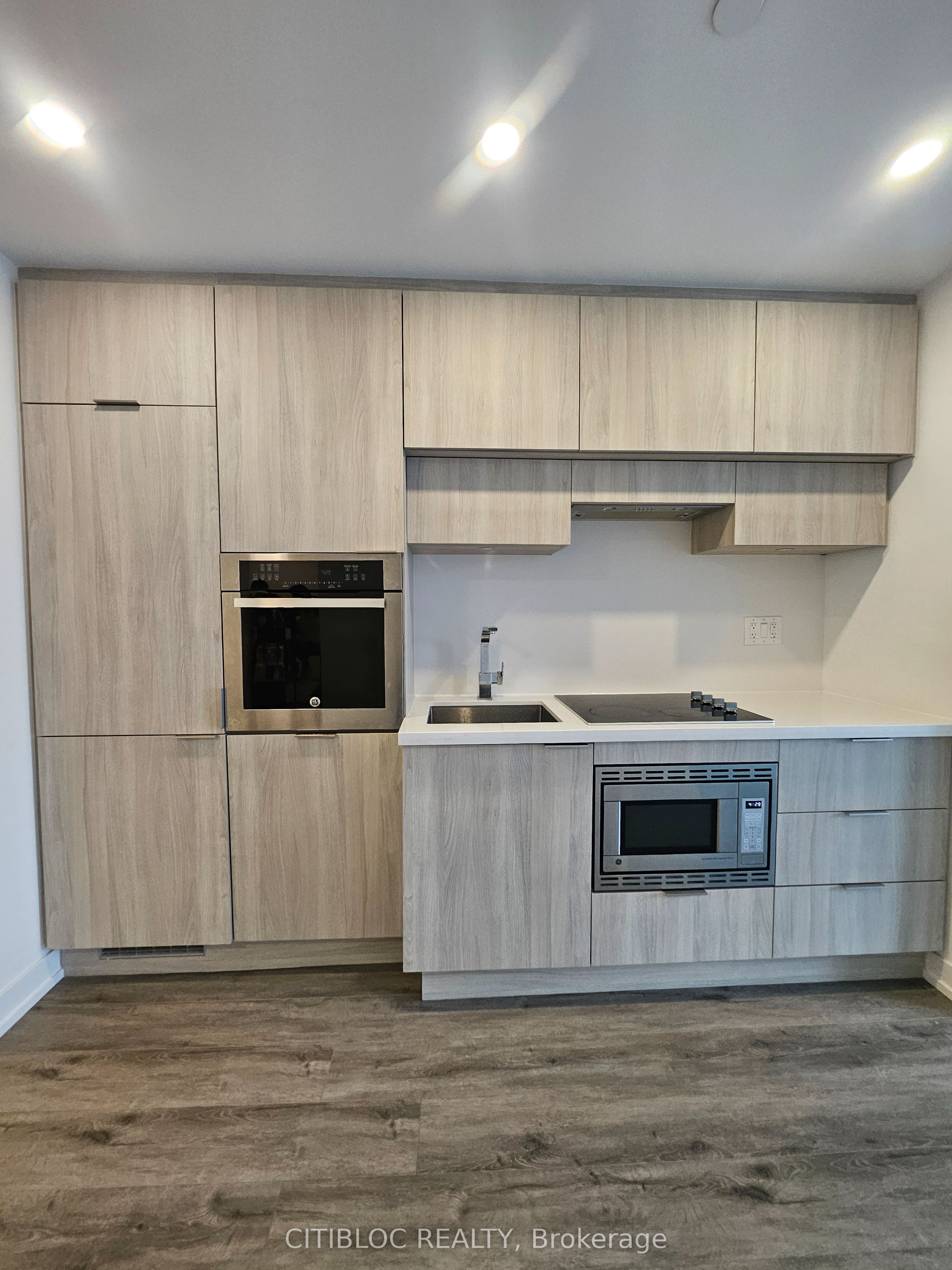 39 Roehampton Avenue 601, Toronto, ON M4P 0G1 photo 3