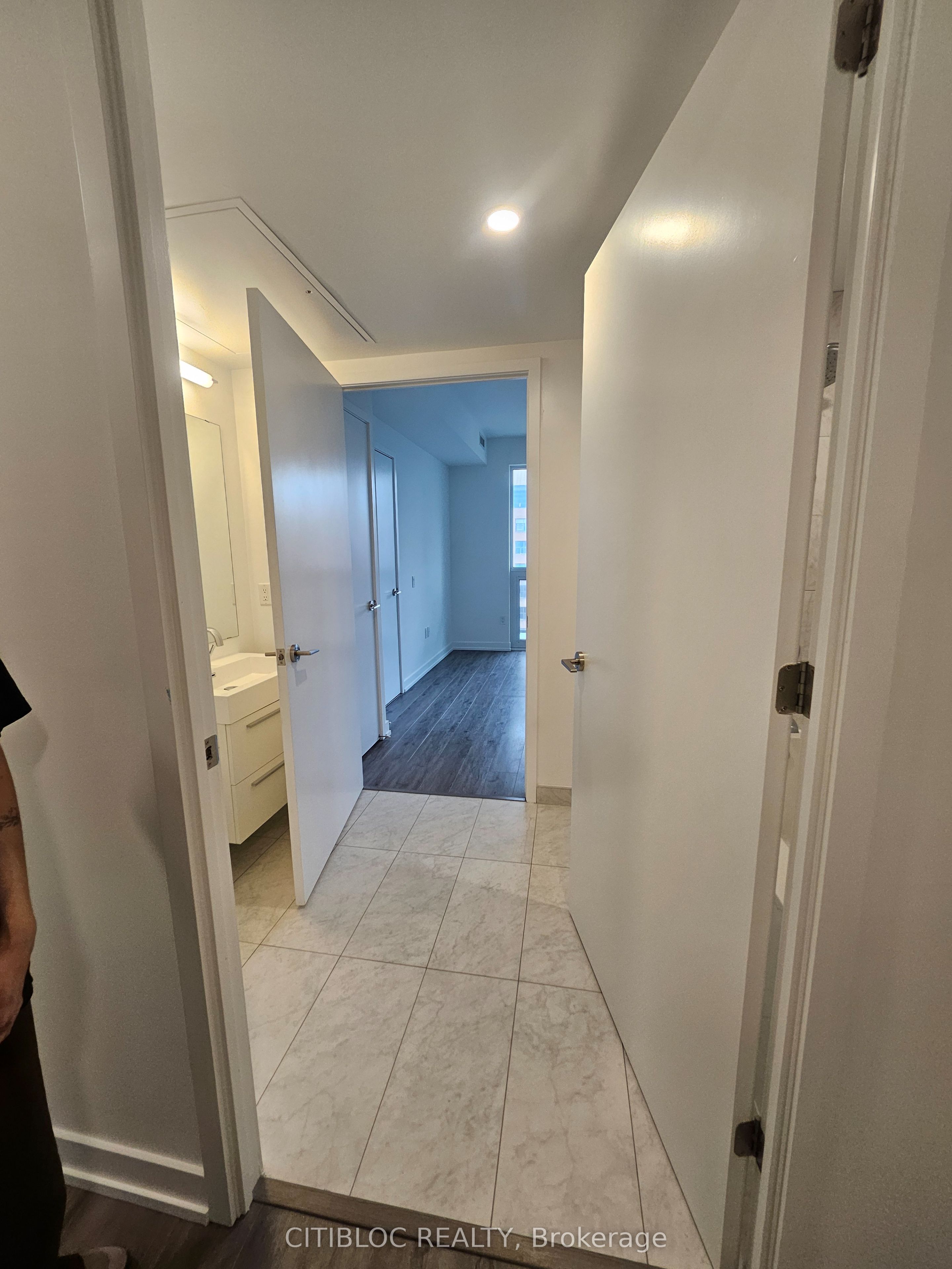 39 Roehampton Avenue 601, Toronto, ON M4P 0G1 photo 5