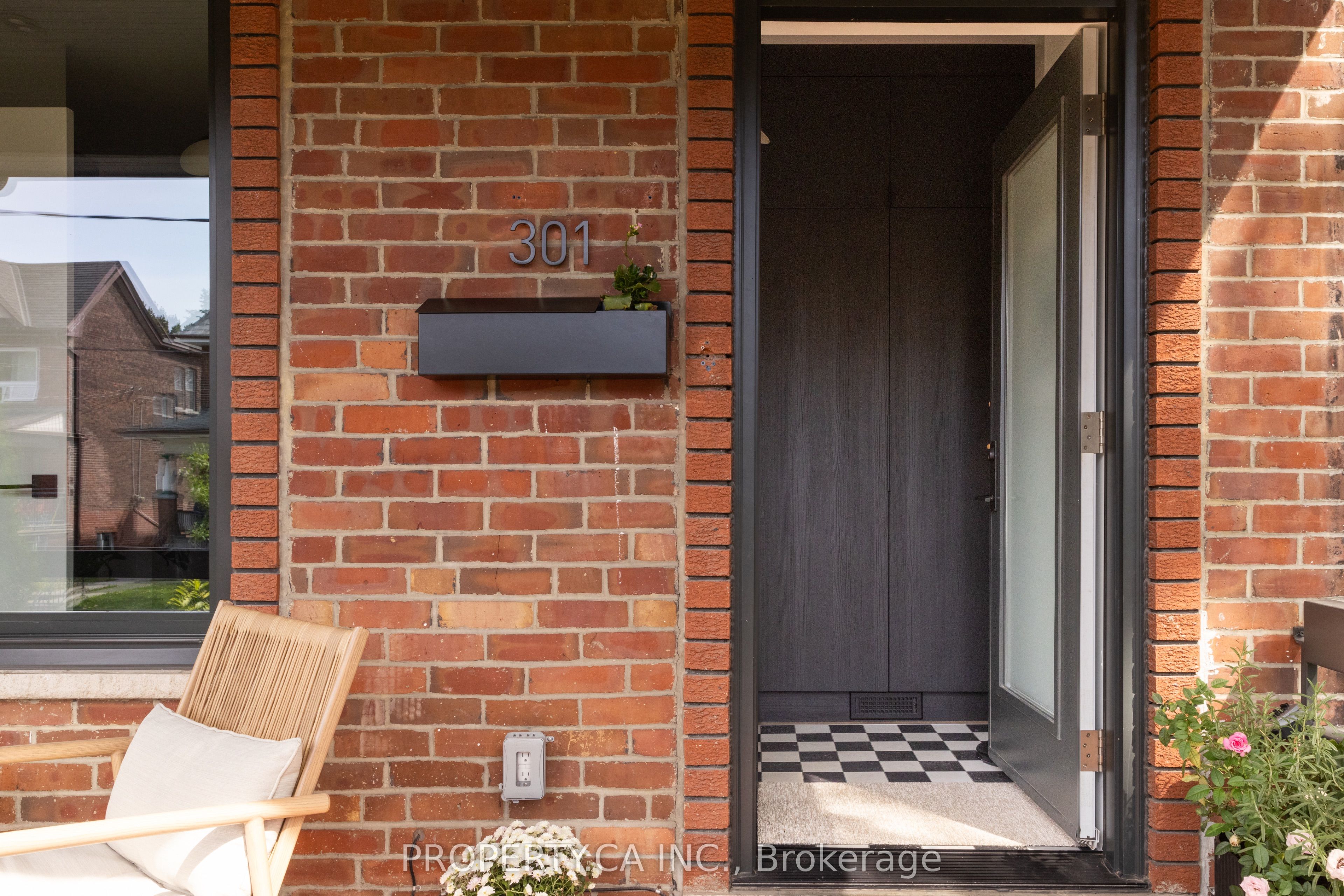 301 Grace Street, Toronto, ON M6G 3A7 photo 2