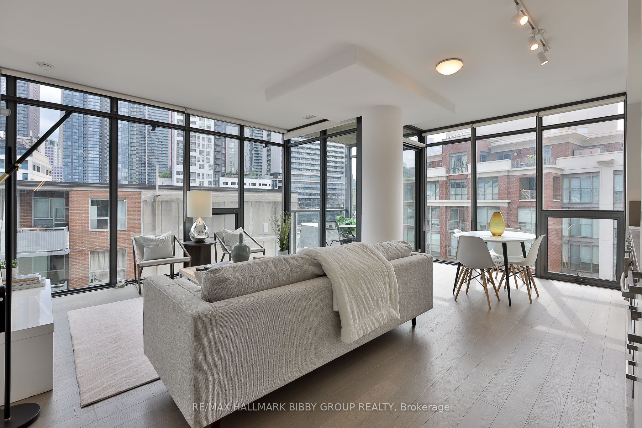 15 Beverley Street 710, Toronto, ON M5T 1X8 photo 3