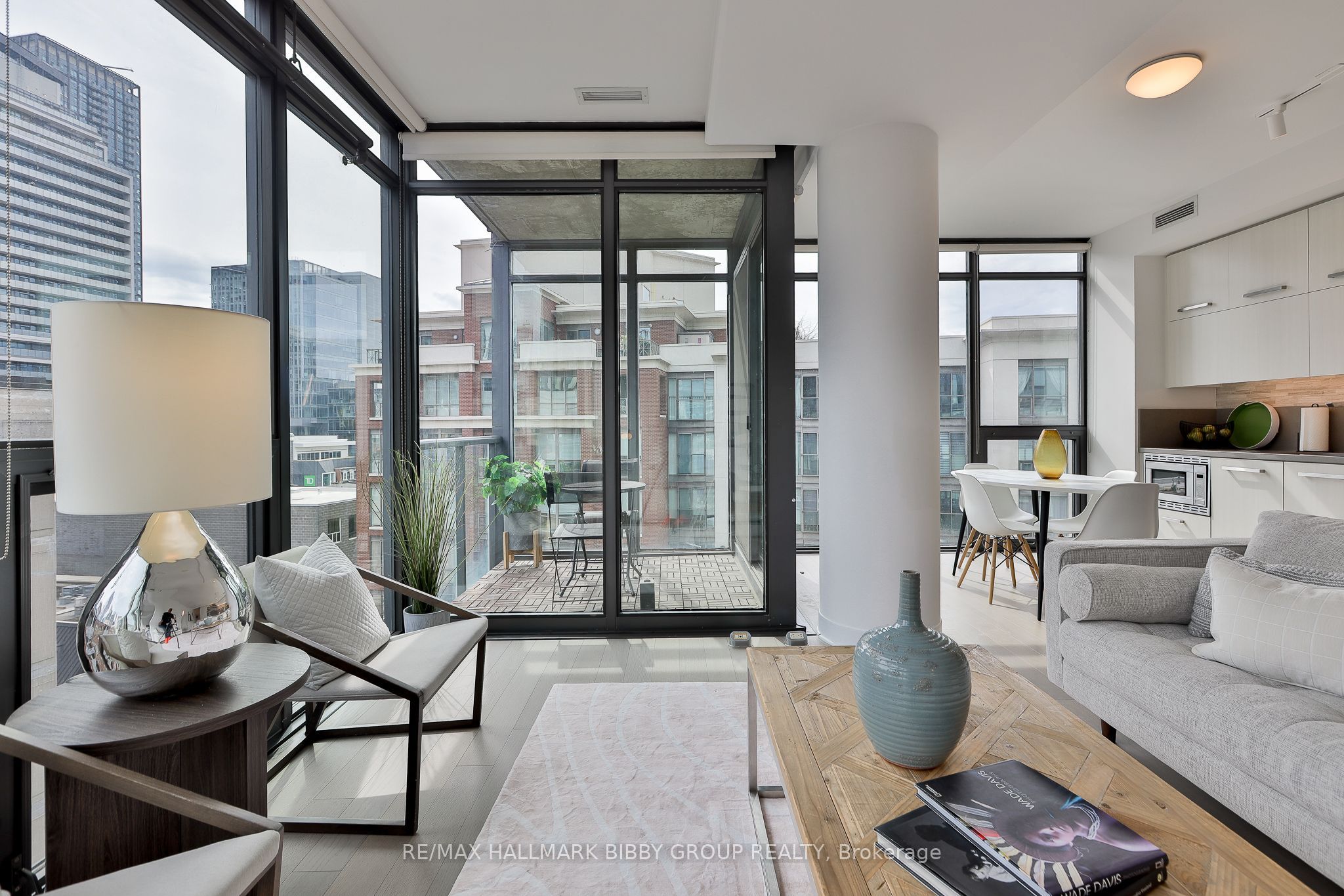 15 Beverley Street 710, Toronto, ON M5T 1X8 photo 5