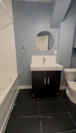660 Crawford Street 3rd Floor, Toronto, ON M6G 3K2 photo 5