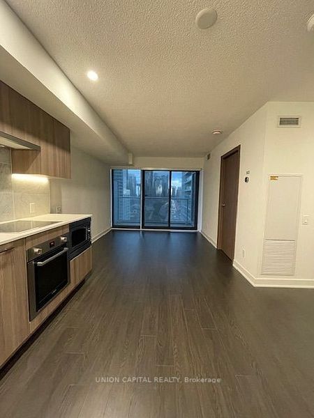 19 Bathurst Street 1908, Toronto, ON M5V 2P1 photo 3