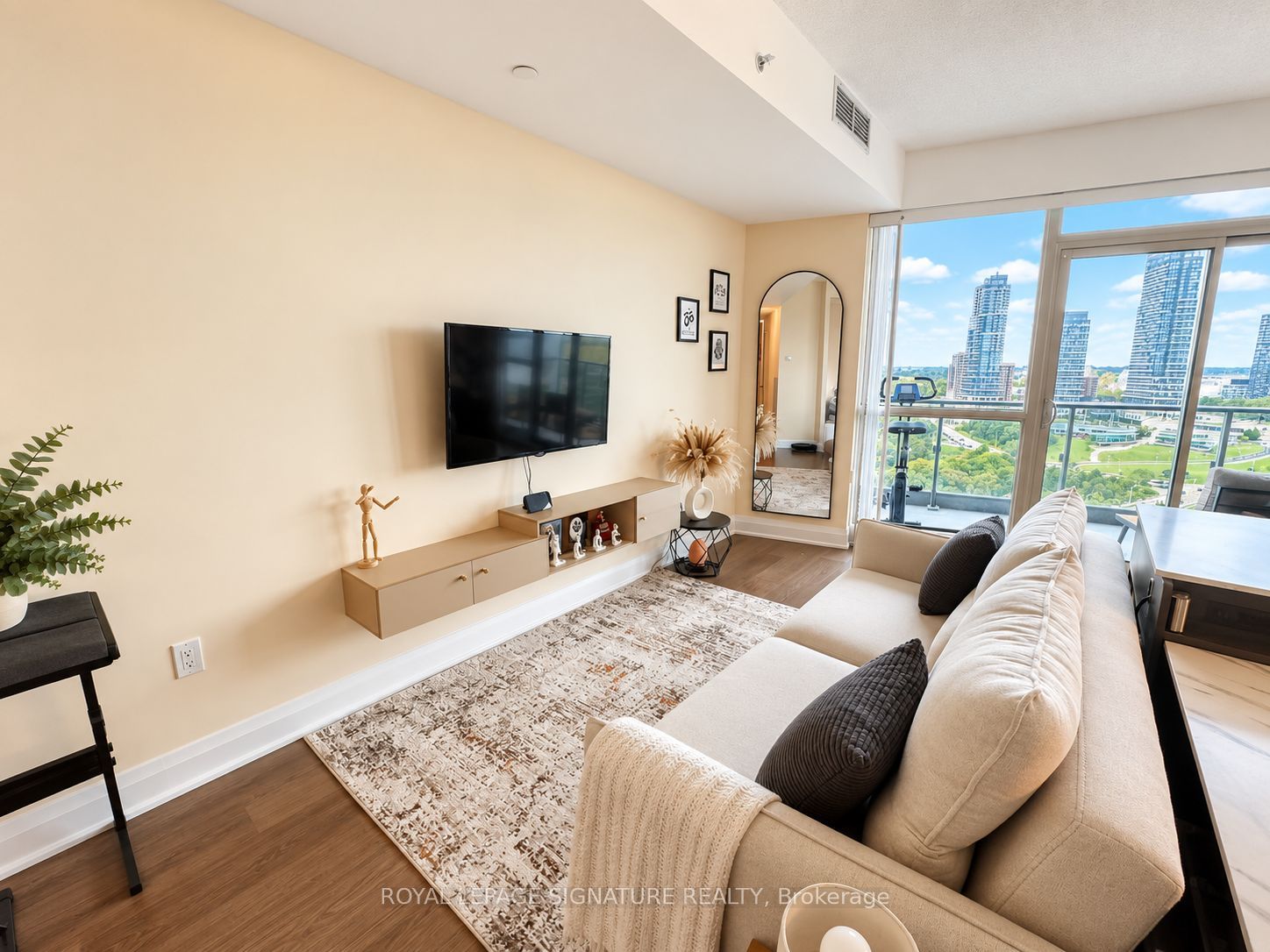 160 Vanderhoof Avenue 1616, Toronto, ON M4G 4K3