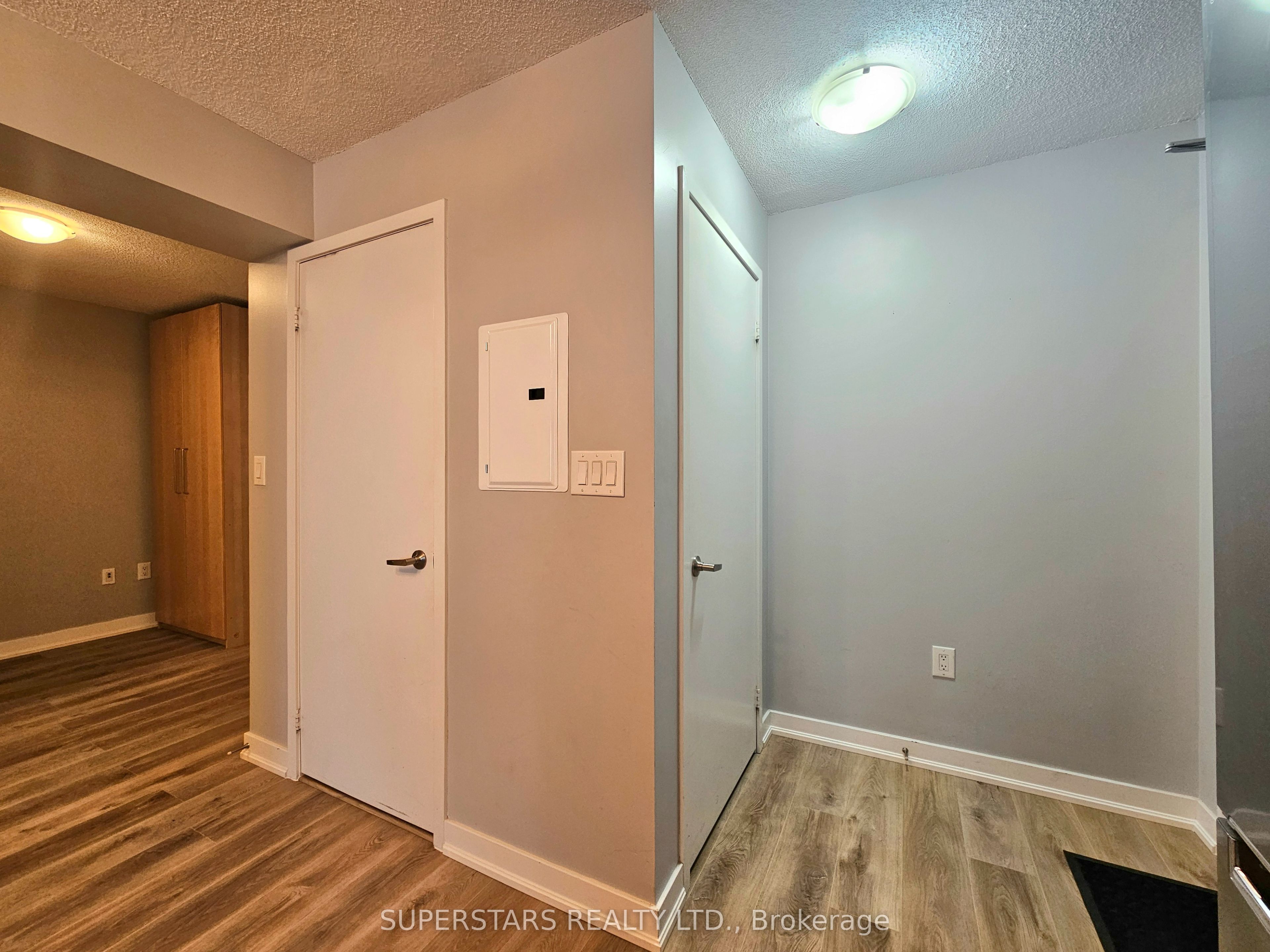 25 Capreol Court 2711, Toronto, ON M5V 3Z7 photo 2