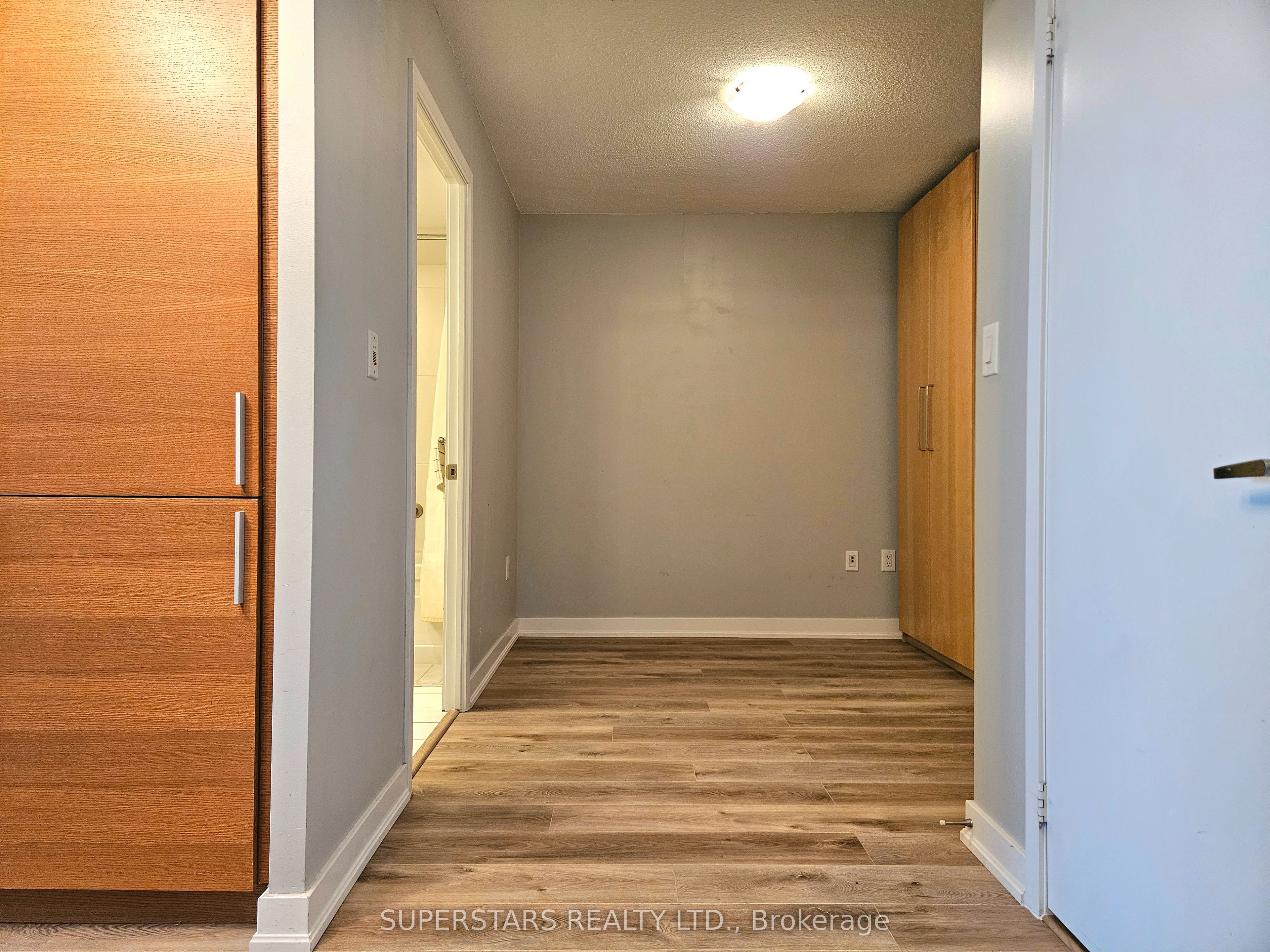 25 Capreol Court 2711, Toronto, ON M5V 3Z7 photo 3