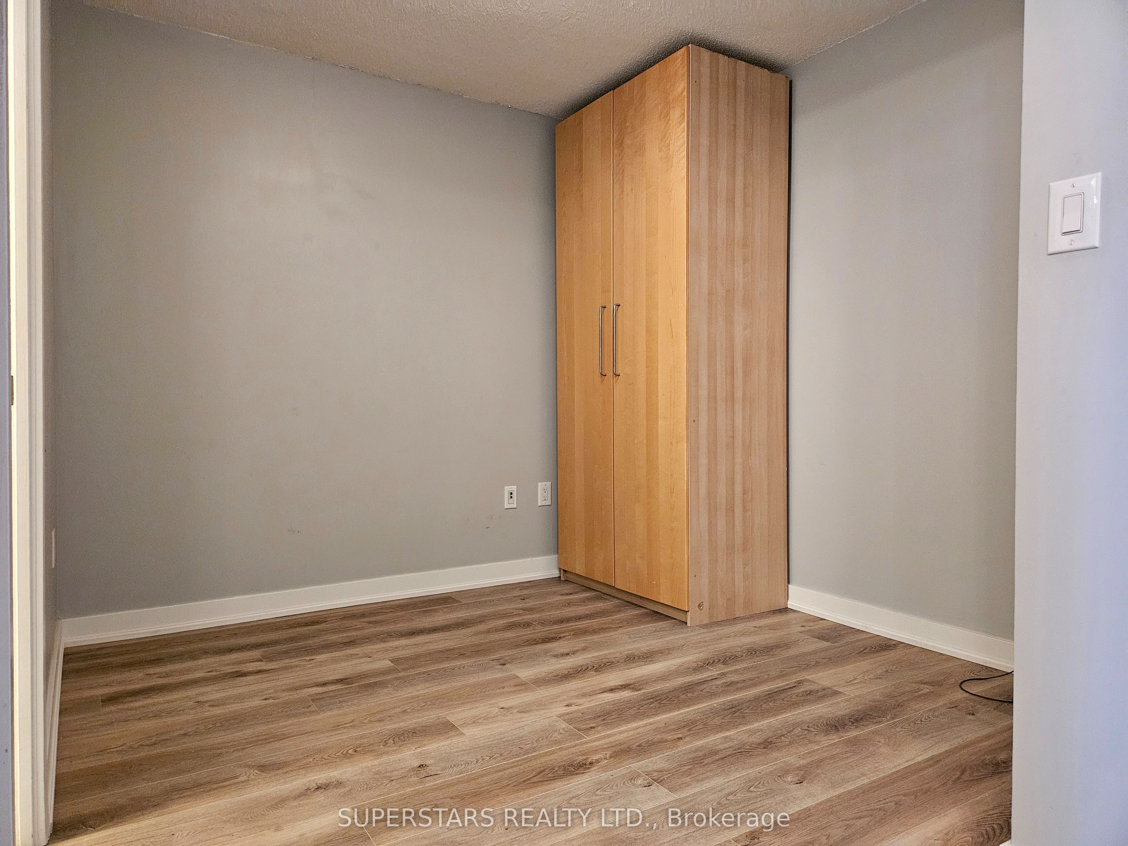 25 Capreol Court 2711, Toronto, ON M5V 3Z7 photo 4