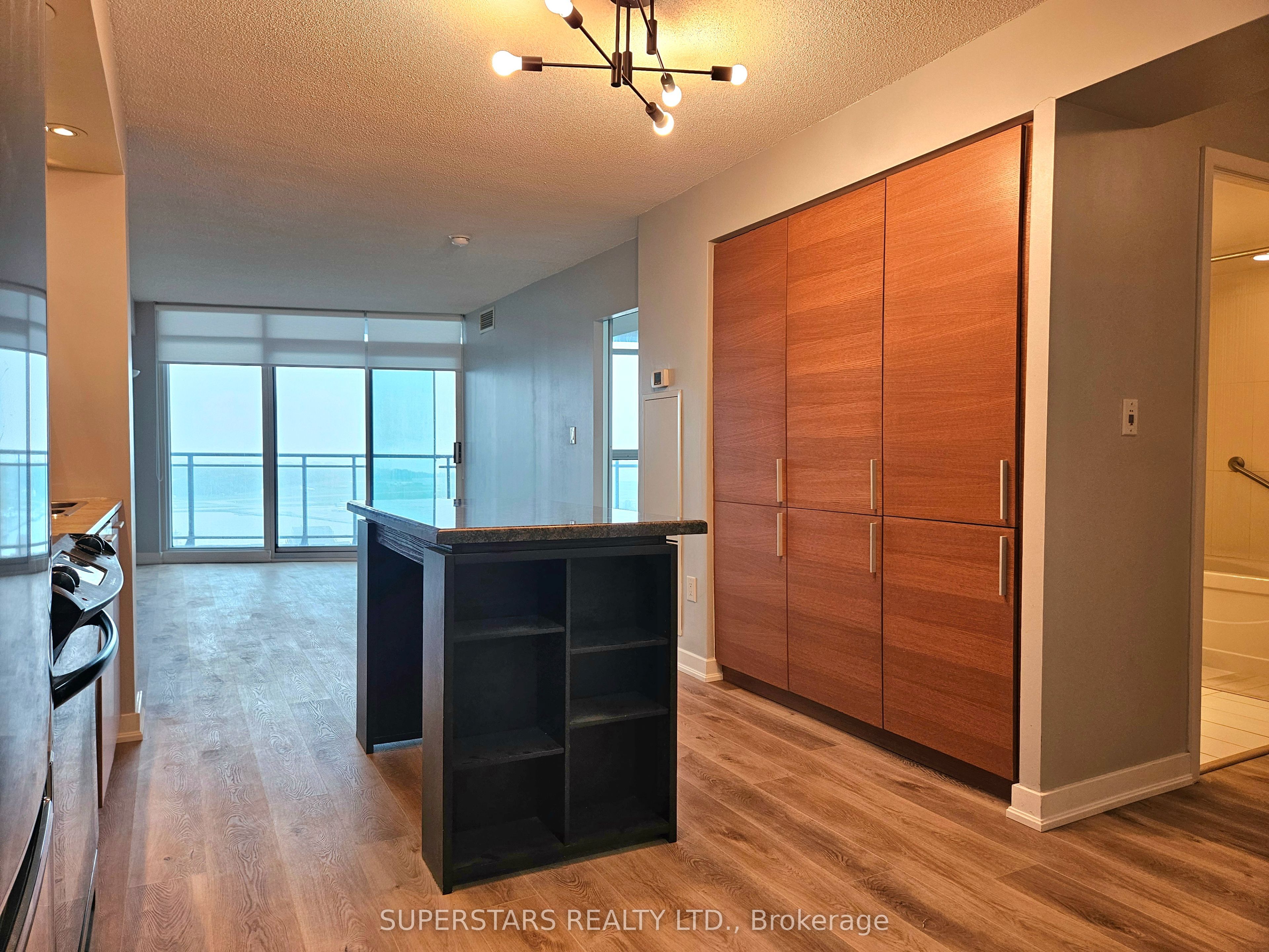 25 Capreol Court 2711, Toronto, ON M5V 3Z7 photo 5