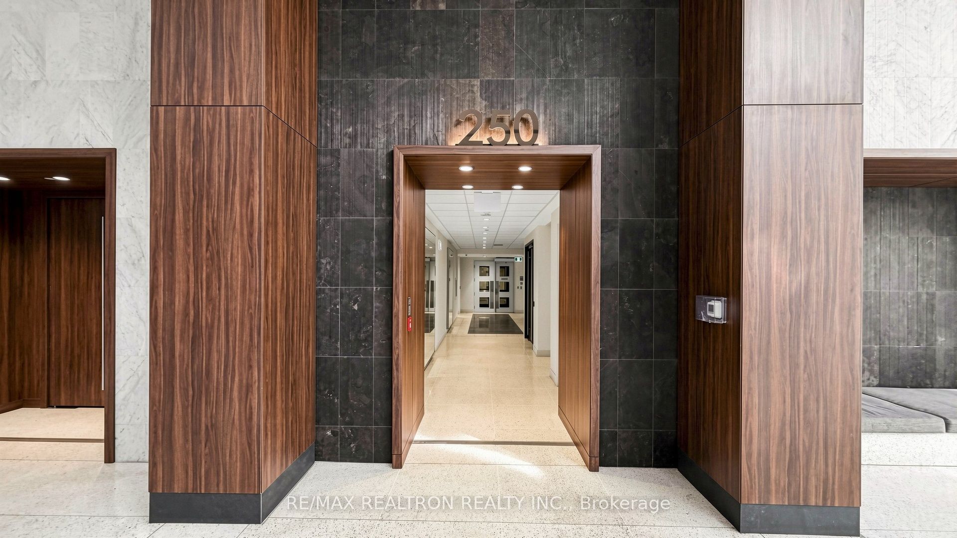 250 Wellington Street W 1532, Toronto, ON M5V 3P6 photo 3