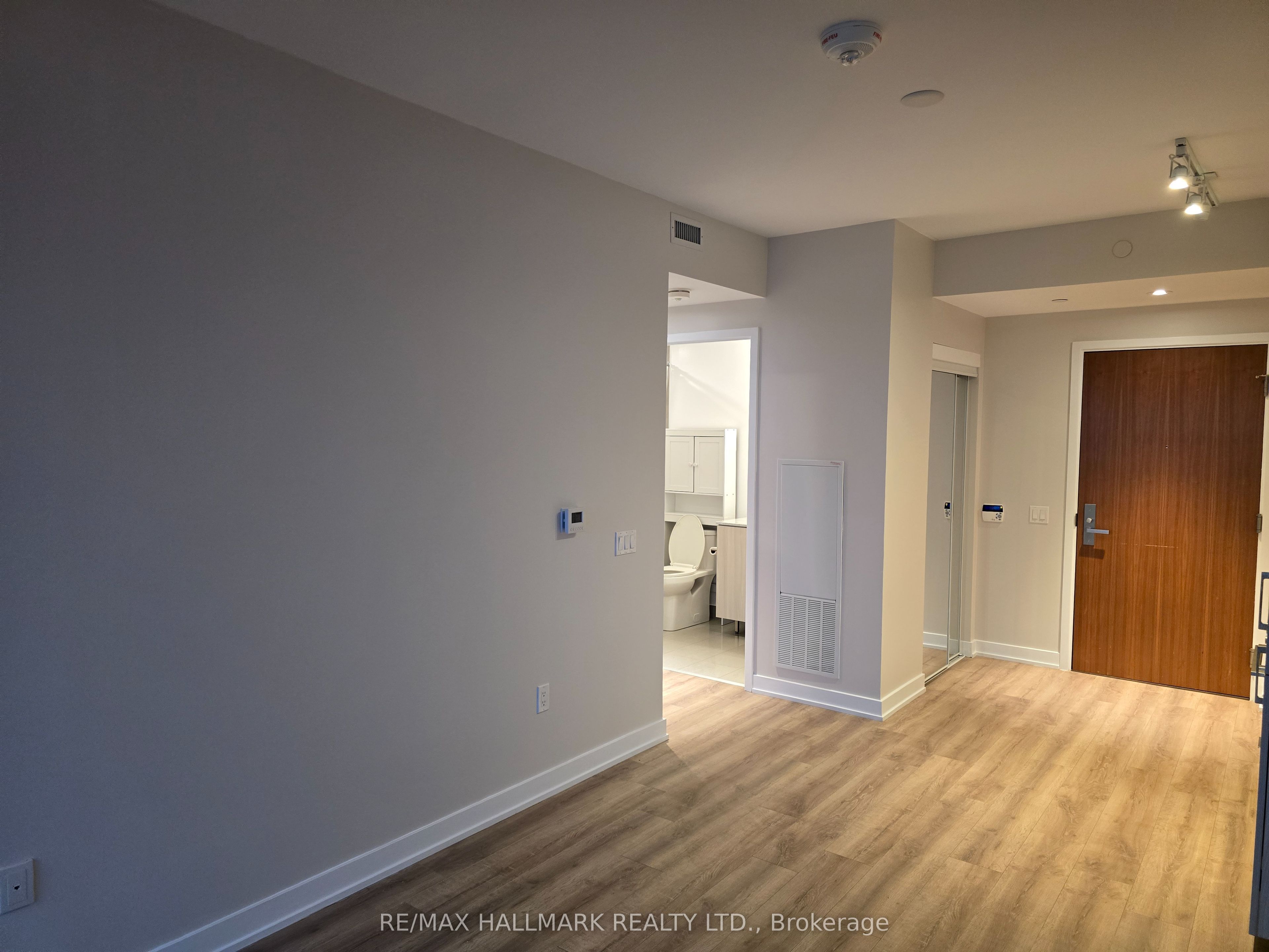 15 Queens Quay E 2210, Toronto, ON M5E 0A4 photo 3
