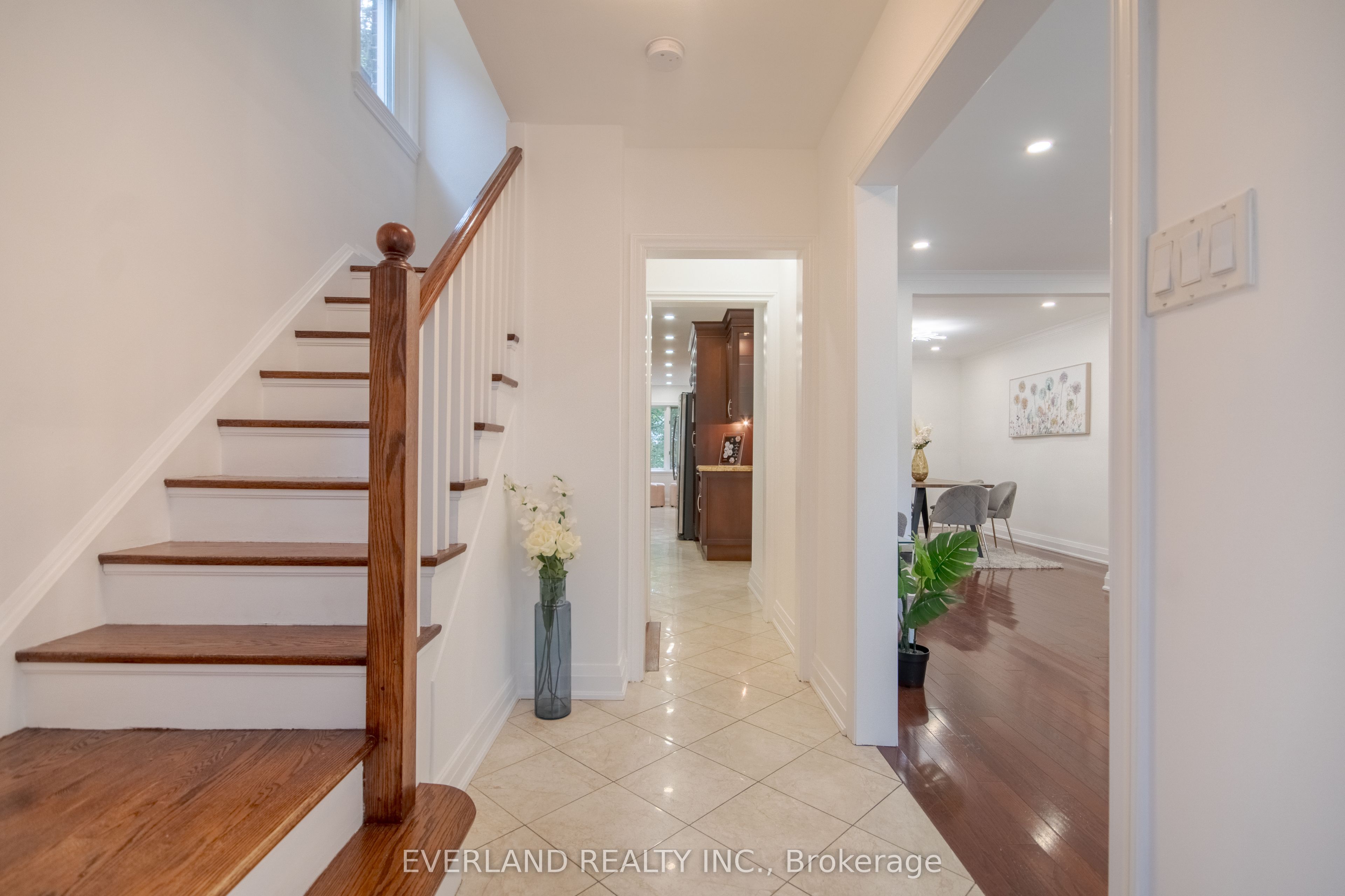 351 Lawrence Avenue W, Toronto, ON M5M 1B6 photo 3