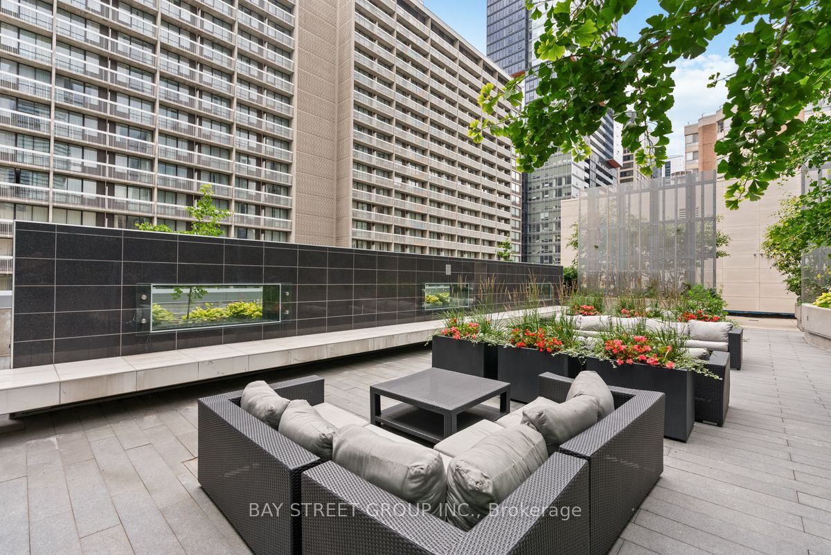 386 Yonge Street 5709, Toronto, ON M5B 0A5 photo 4
