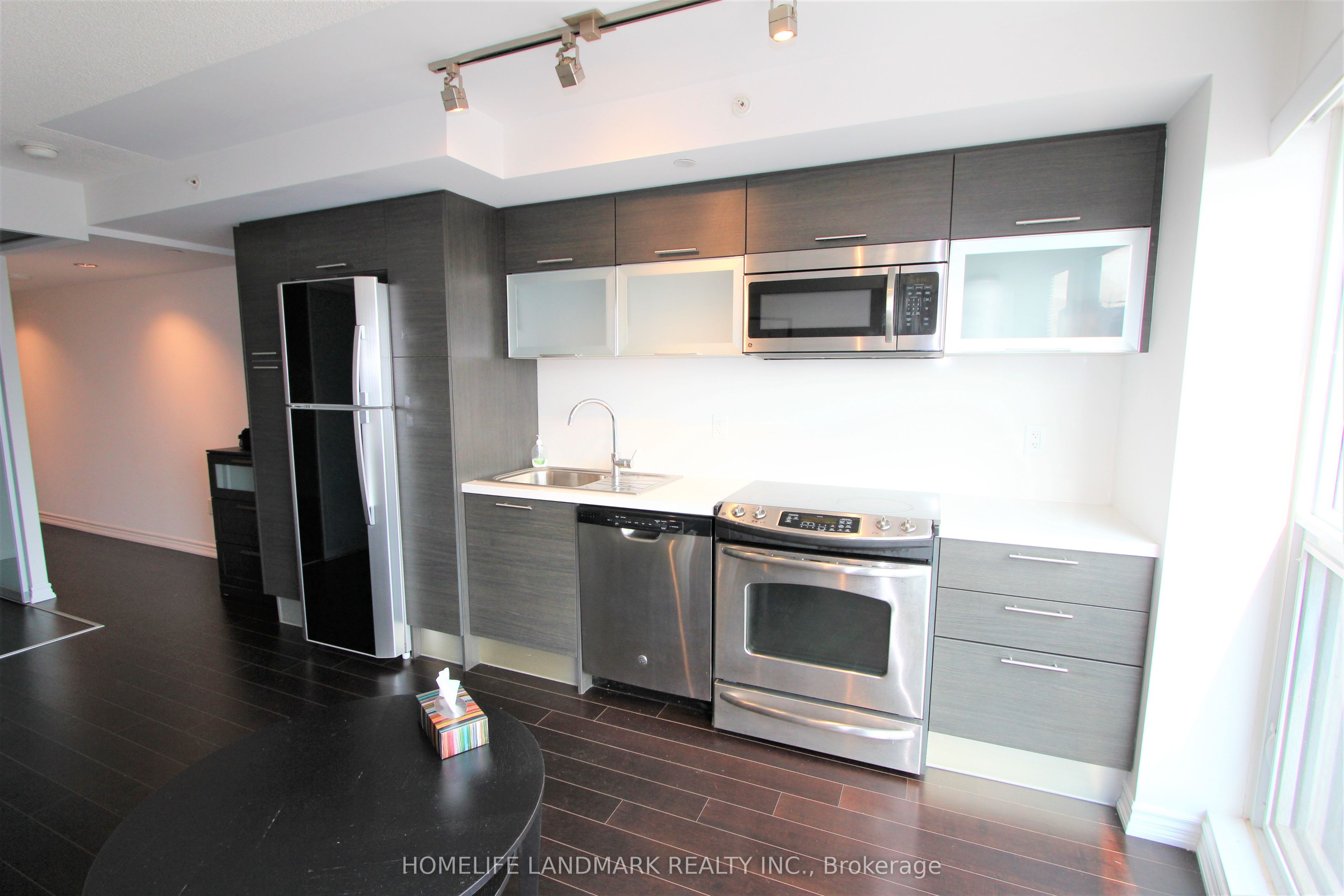 386 Yonge Street 2106, Toronto, ON M5B 0A5 photo 3