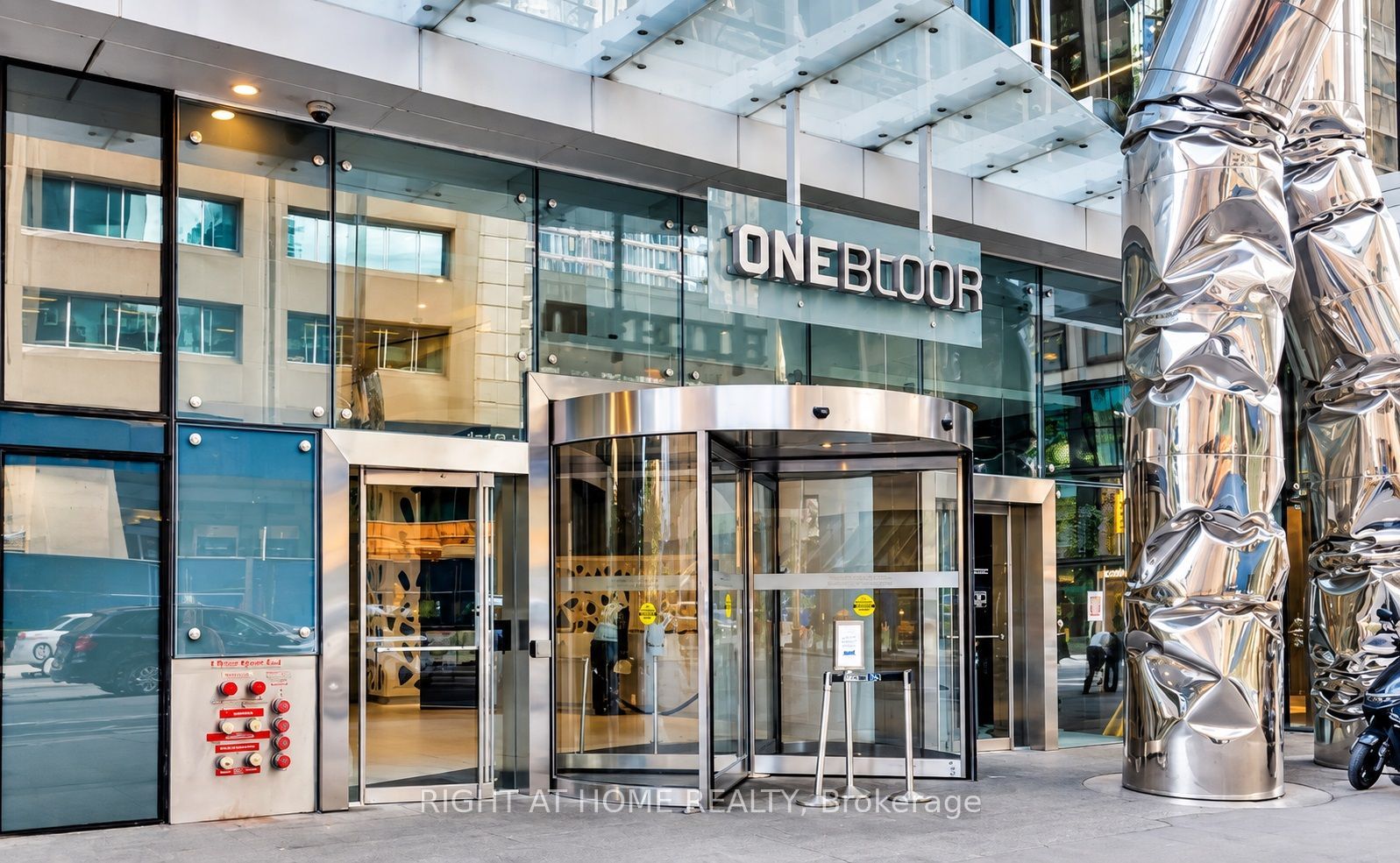 1 Bloor East Street E 7304, Toronto, ON M4Y 2Z1 photo 3