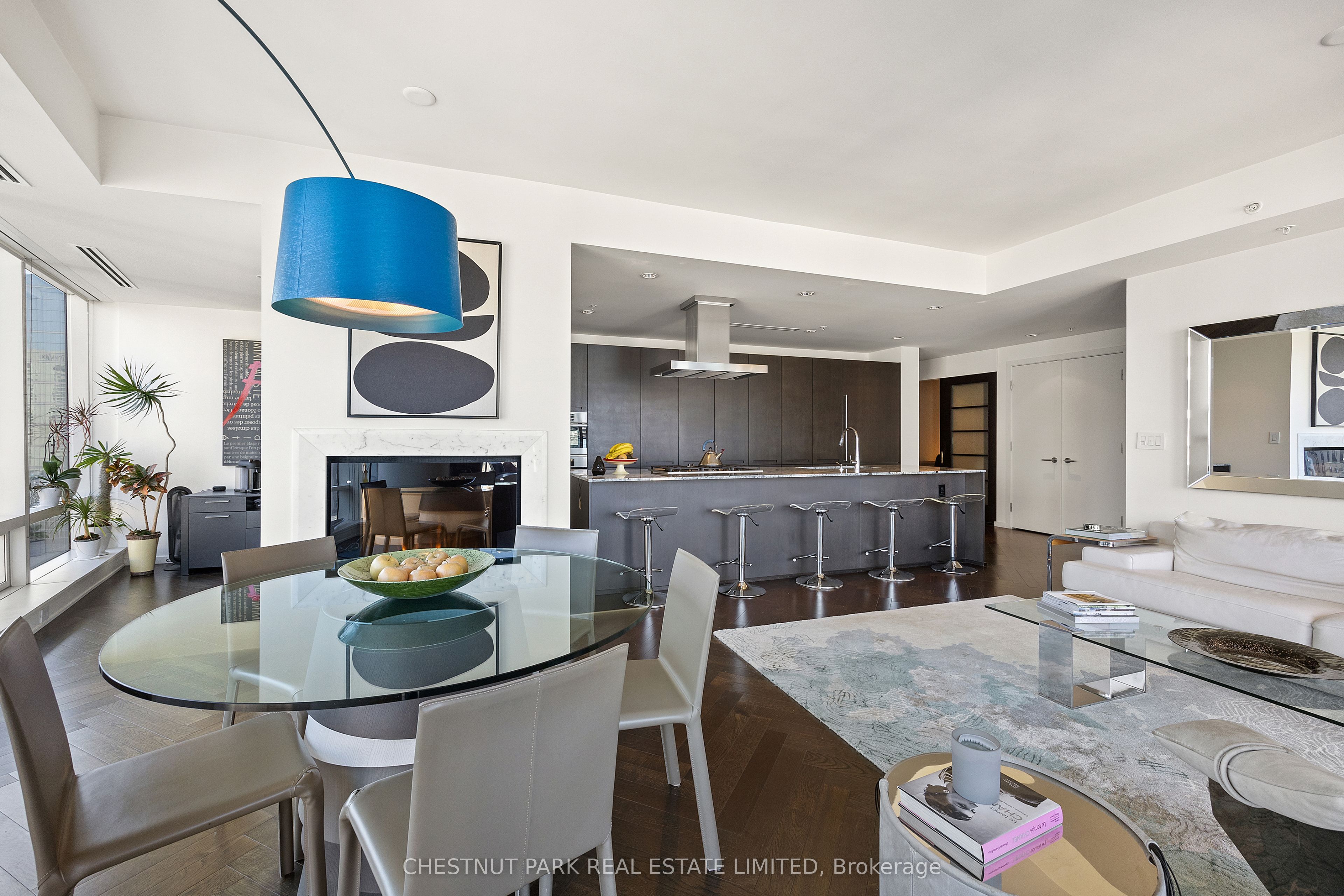 180 University Avenue 3006, Toronto, ON M5H 0A2