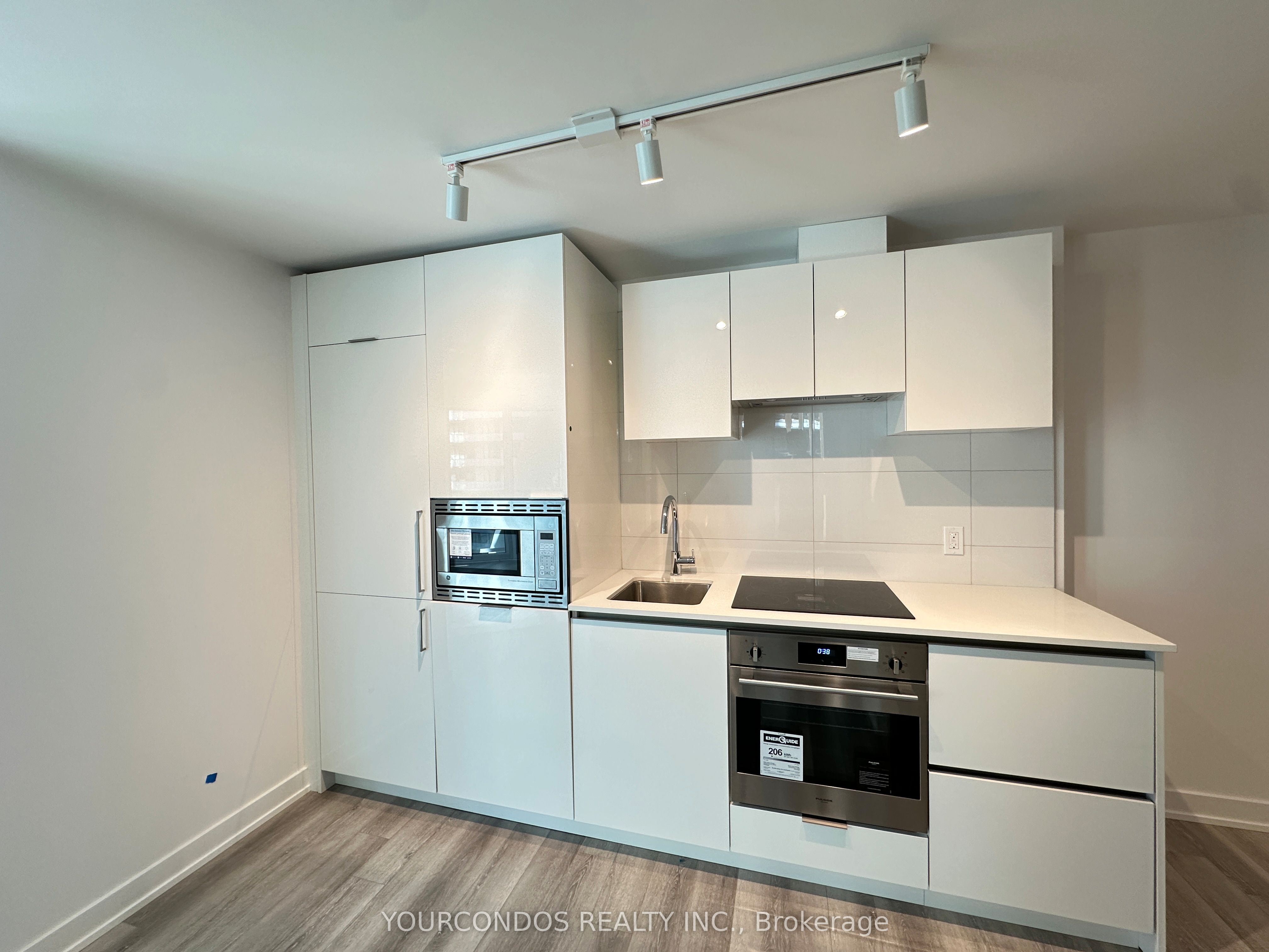 230 SIMCOE Street 1728, Toronto, ON M5T 0G7 photo 2