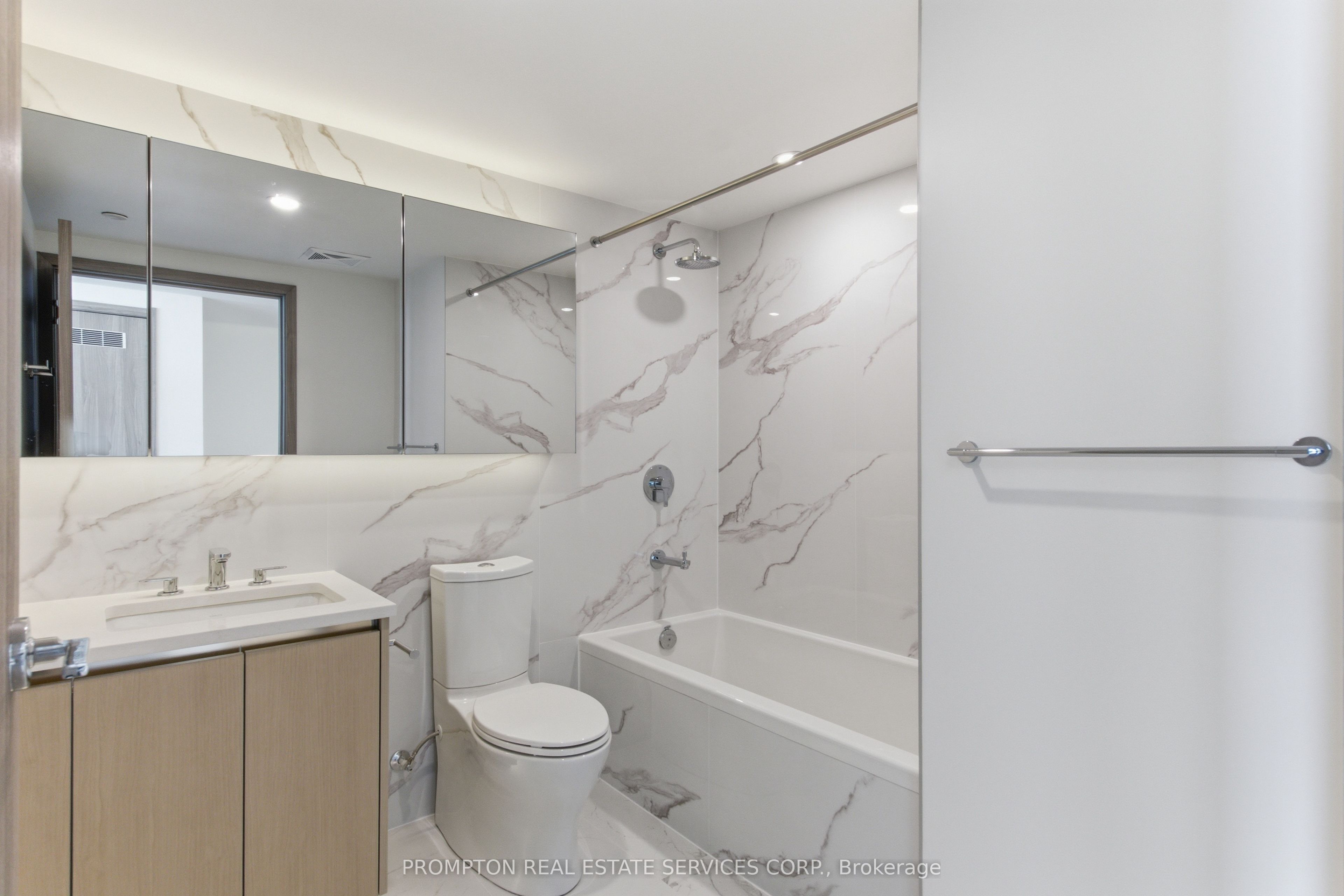 3 Concord Cityplace Way 7008, Toronto, ON M5V 0X4 photo 4