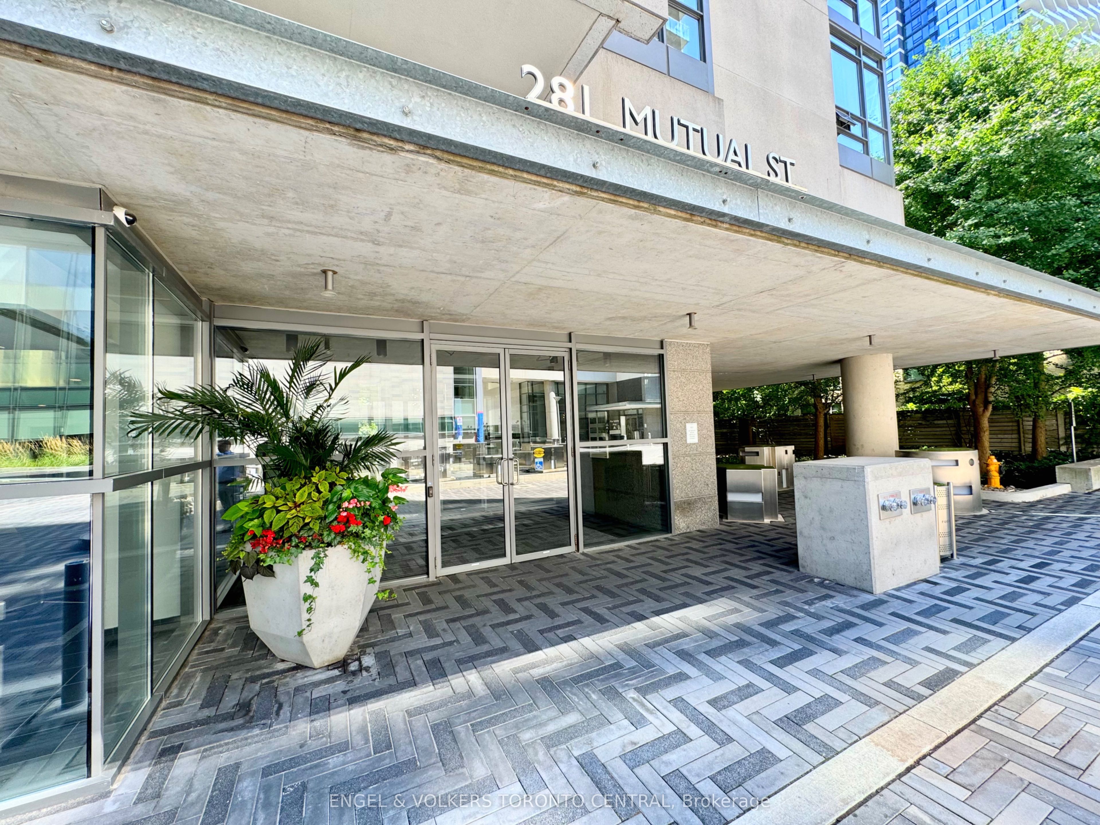 281 Mutual Street 306, Toronto, ON M4Y 3C4