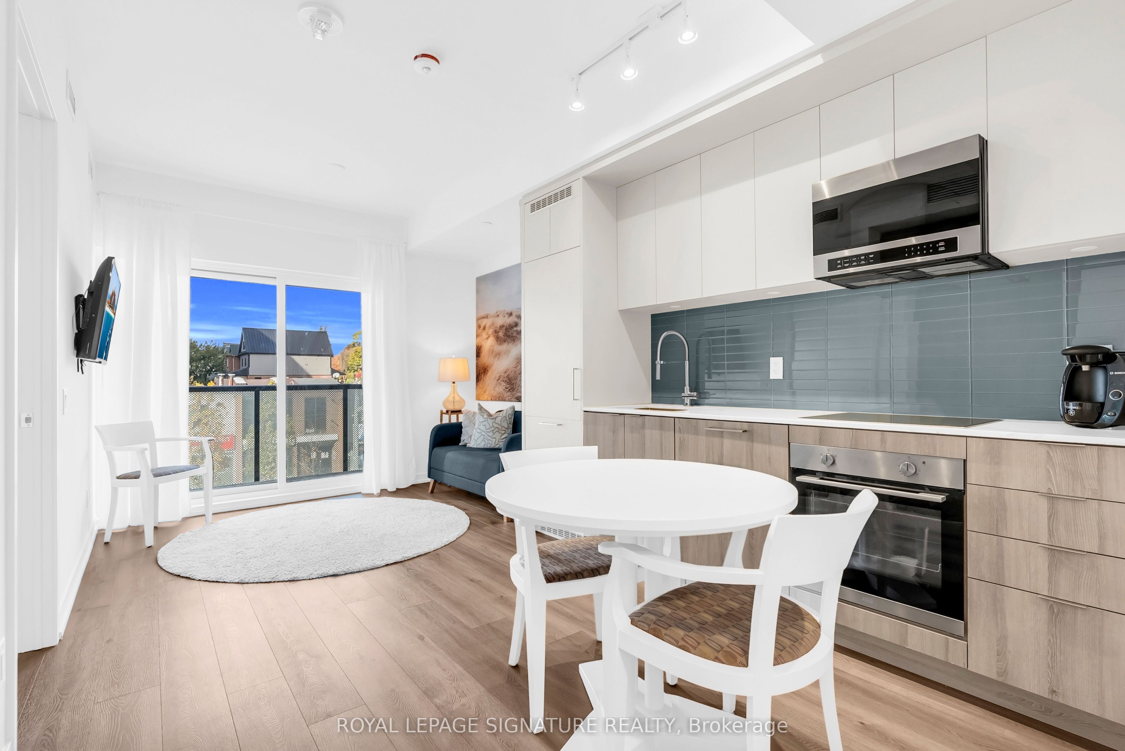 863 St.Clair Avenue W 212, Toronto, ON M6C 0B2