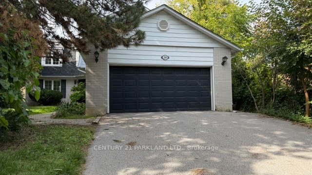 28 Pinnacle Road, Toronto, ON M2L 2V8