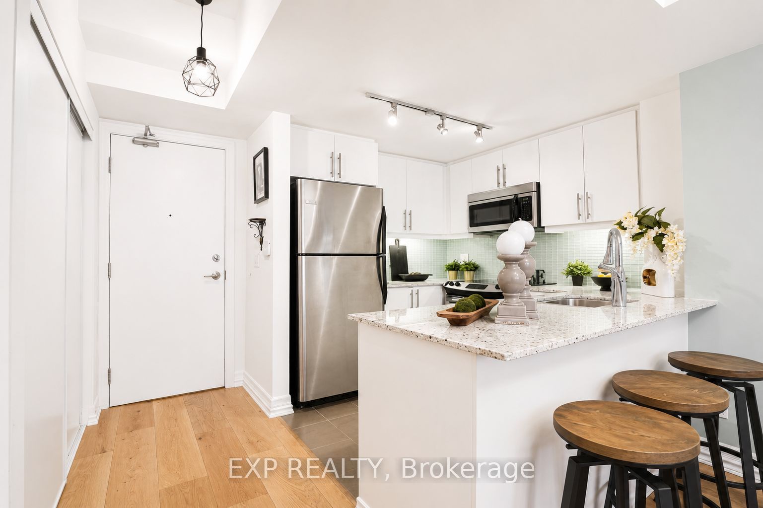 500 St Clair Avenue W 404, Toronto, ON M6C 1A8 photo 2