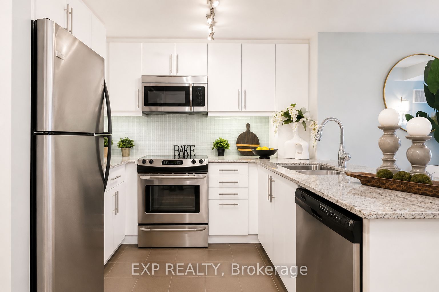 500 St Clair Avenue W 404, Toronto, ON M6C 1A8 photo 3