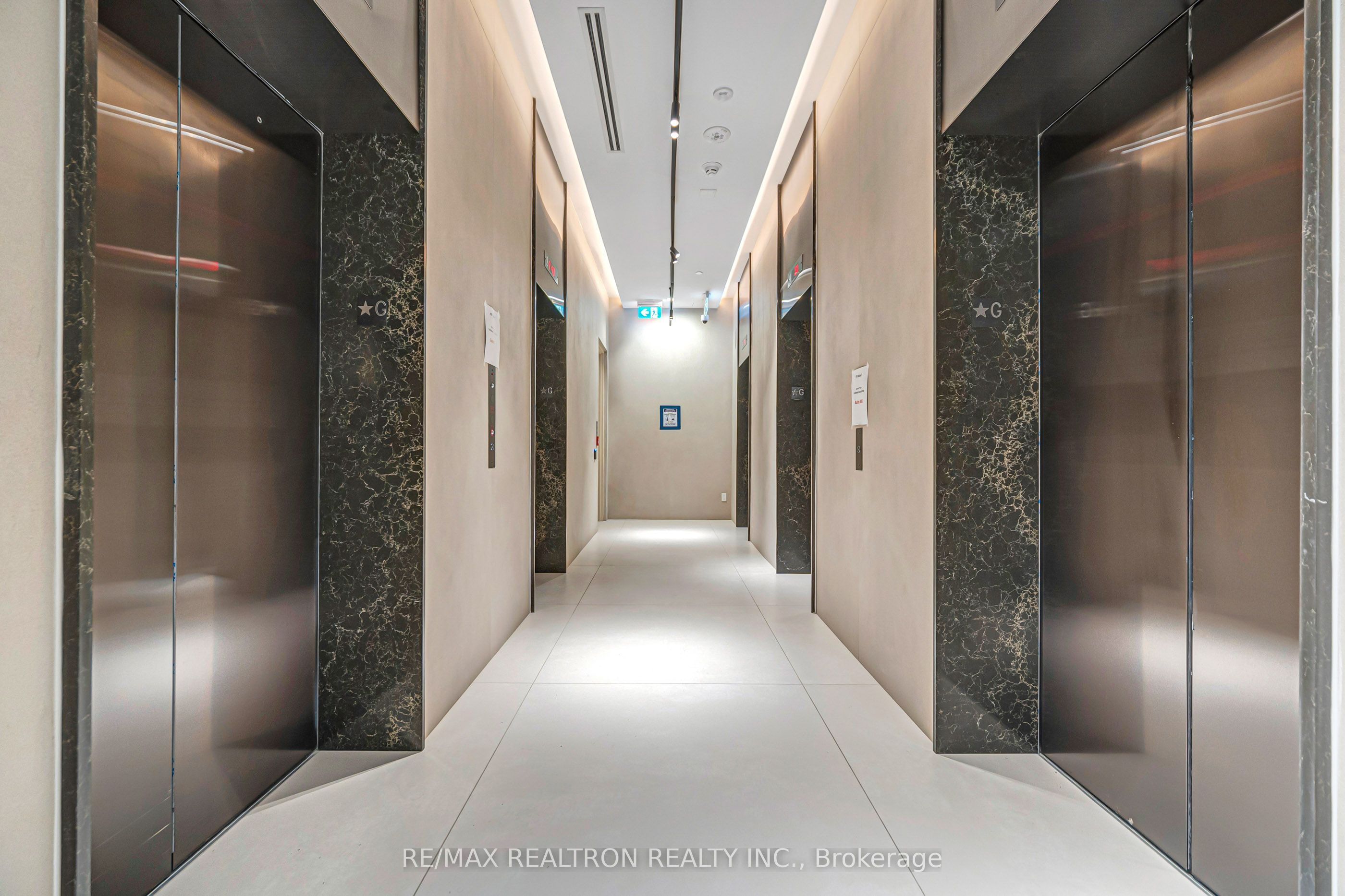 400 King Street W 2212, Toronto, ON M5V 0X8 photo 5